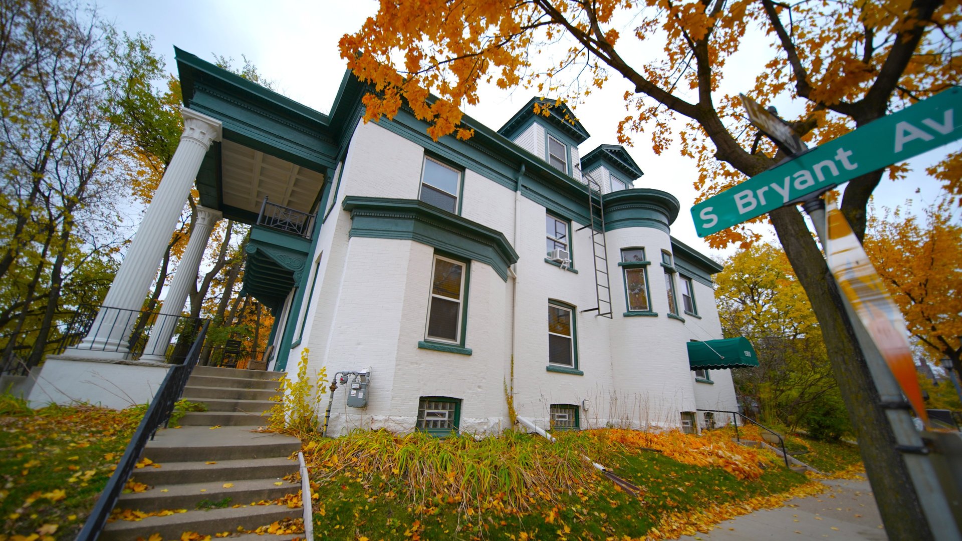 gray computer monitor