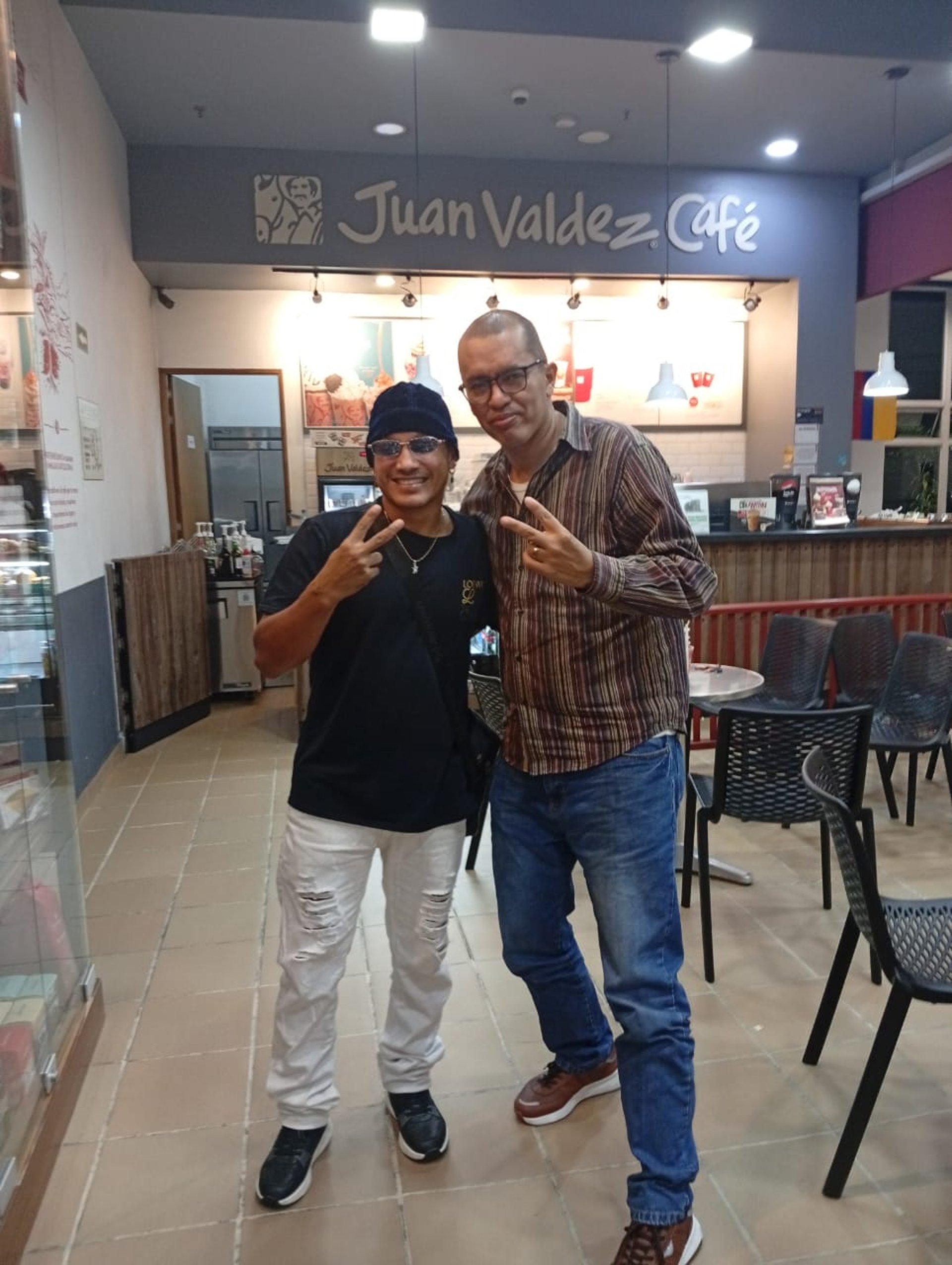 gray computer monitor