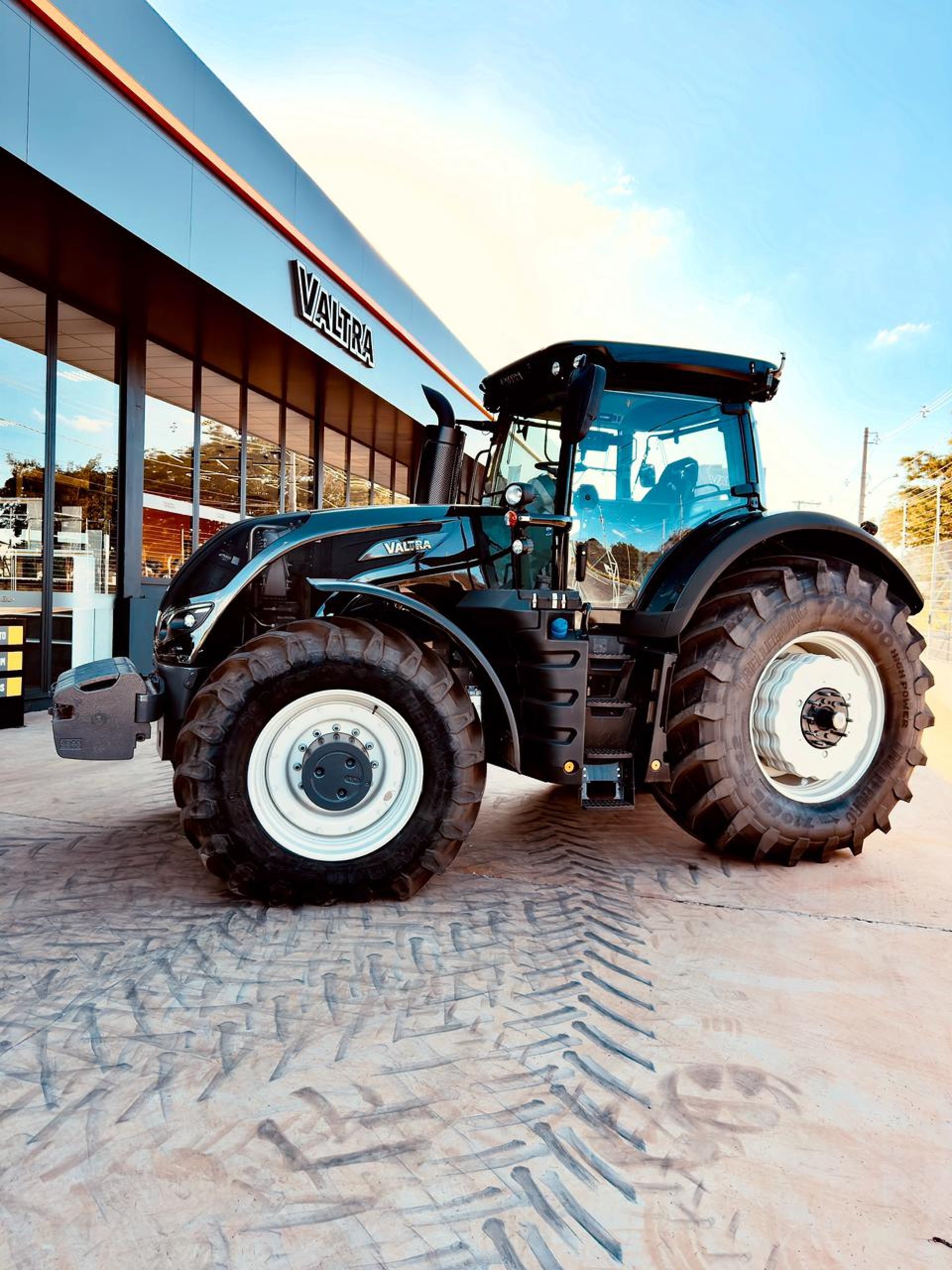 gray computer monitor