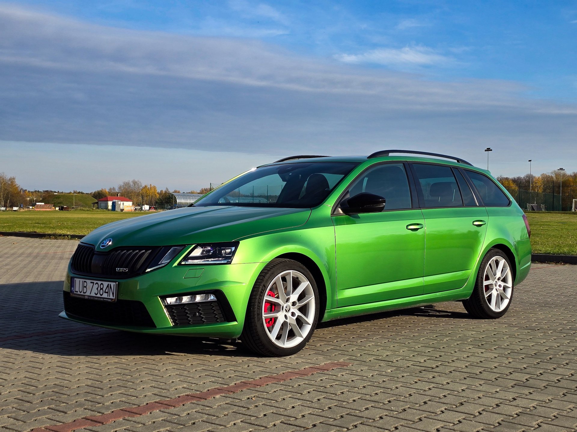 gray computer monitor