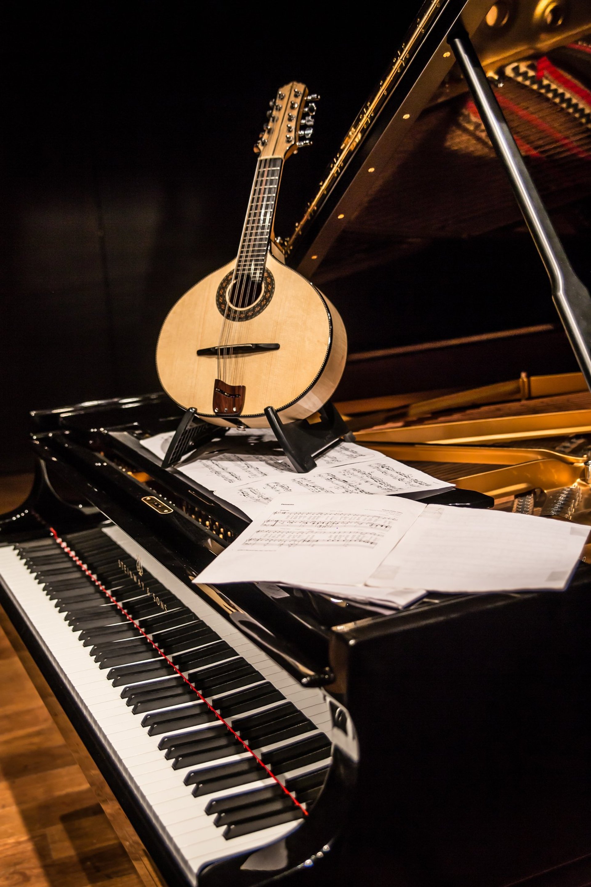 gray computer monitor