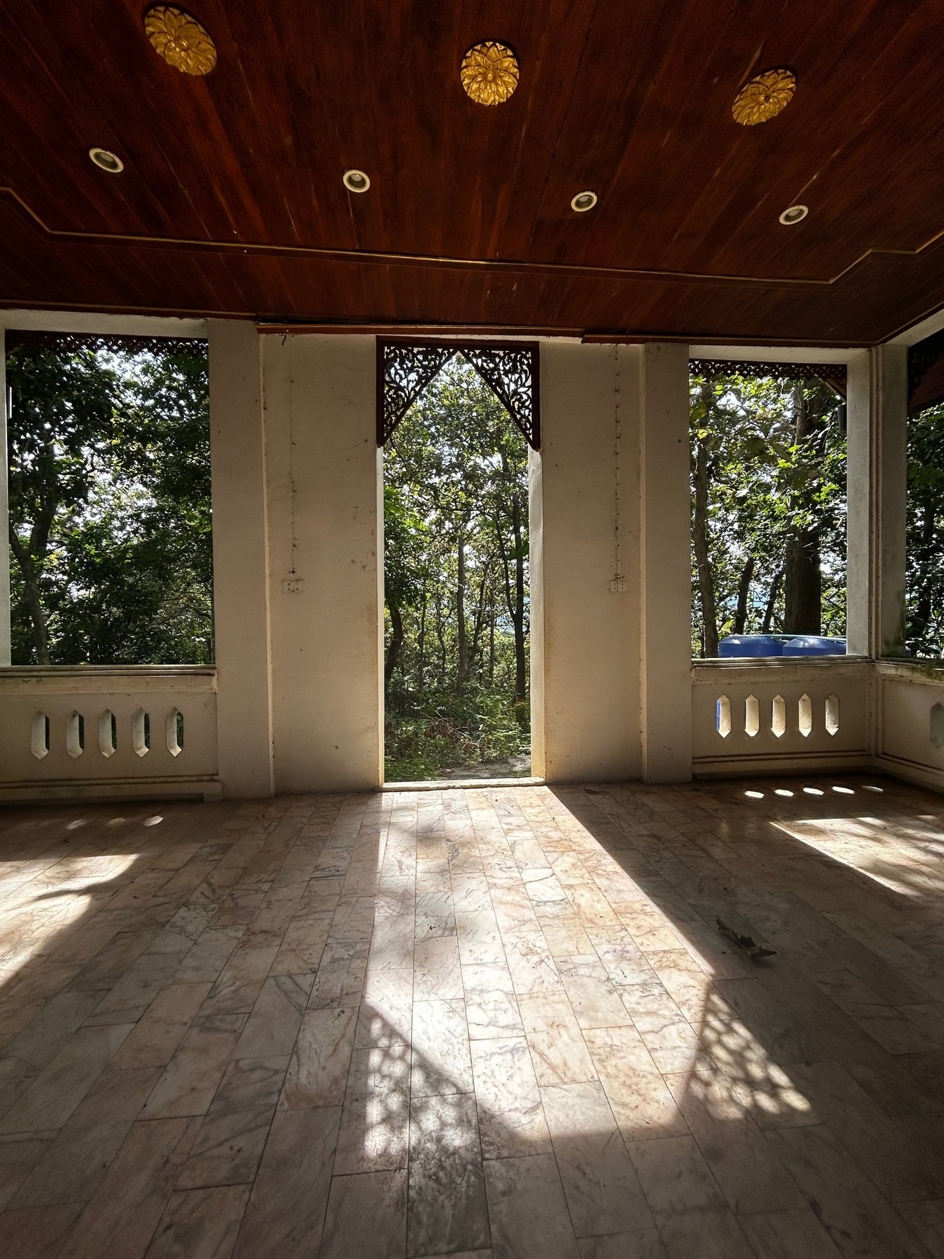 gray computer monitor