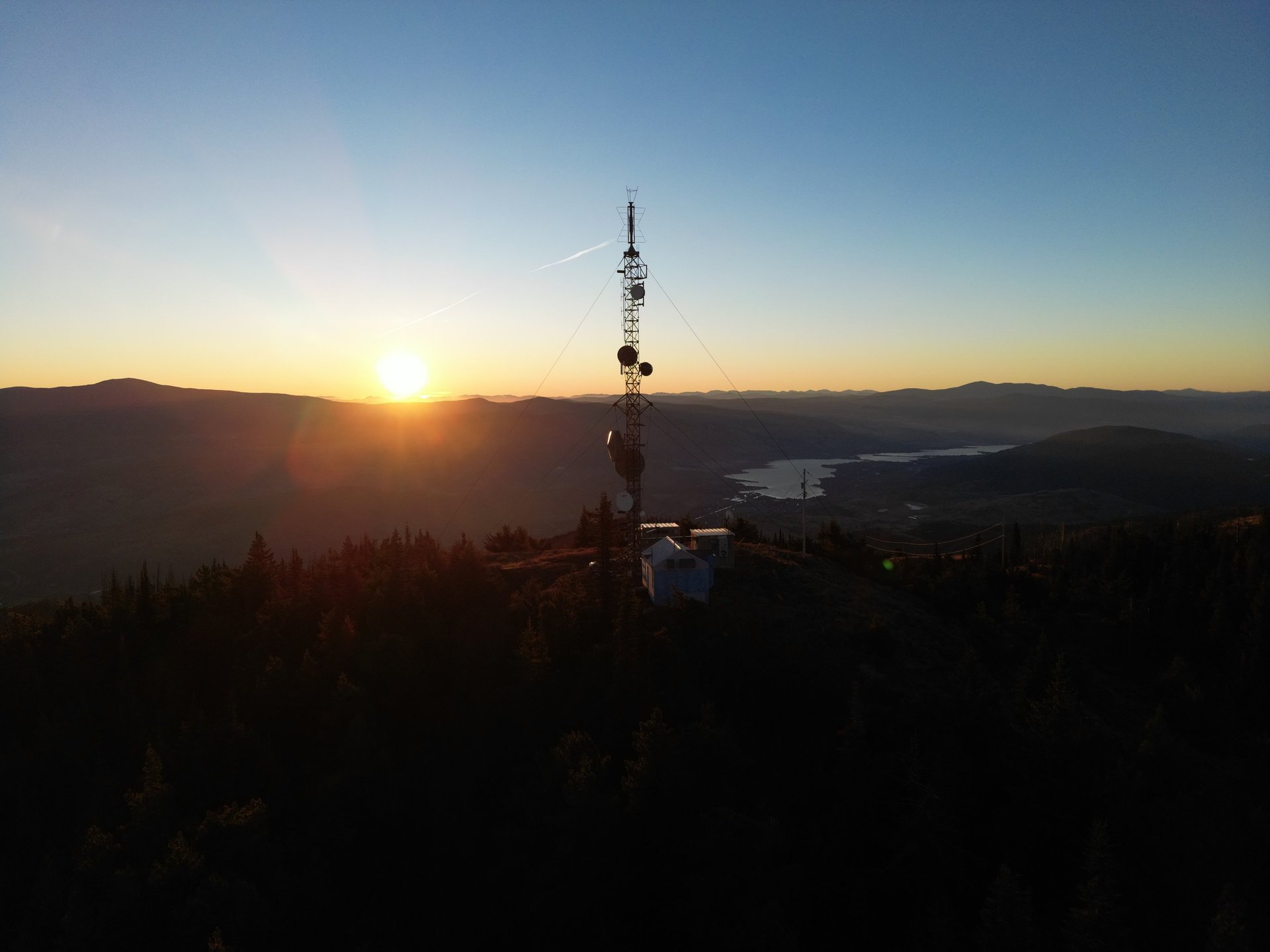 gray computer monitor