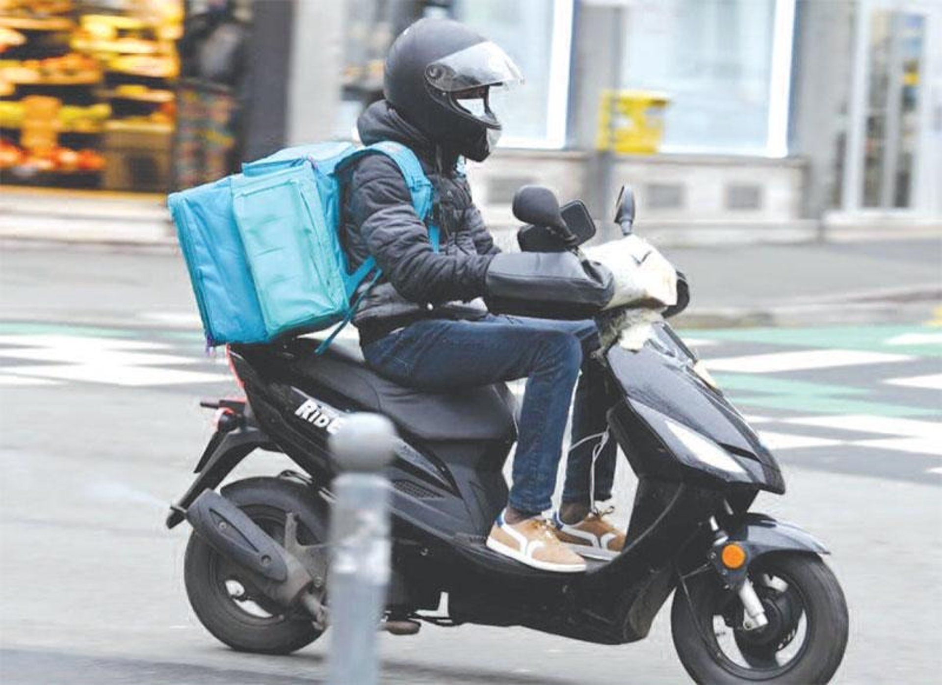 gray computer monitor