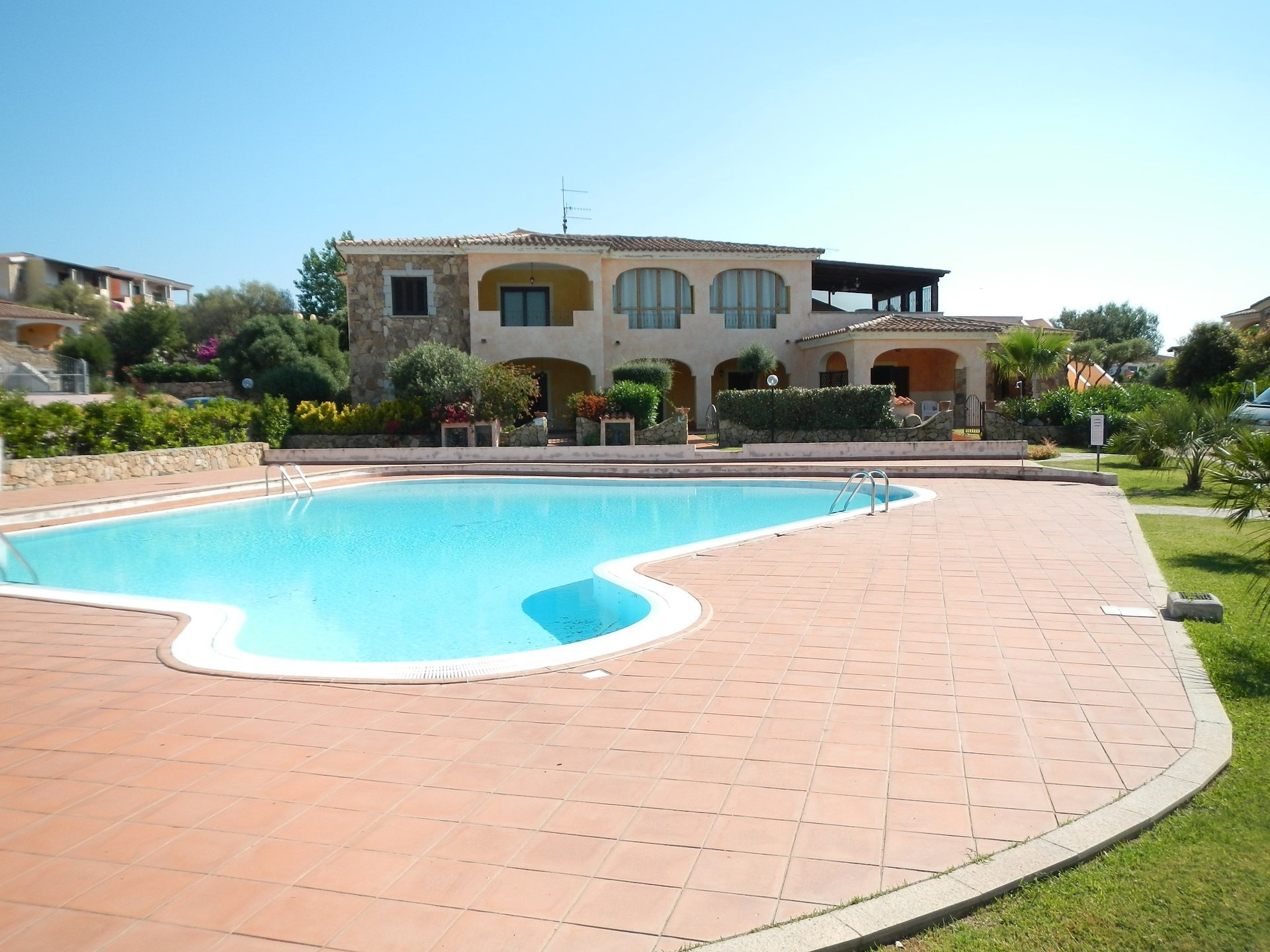 gray computer monitor