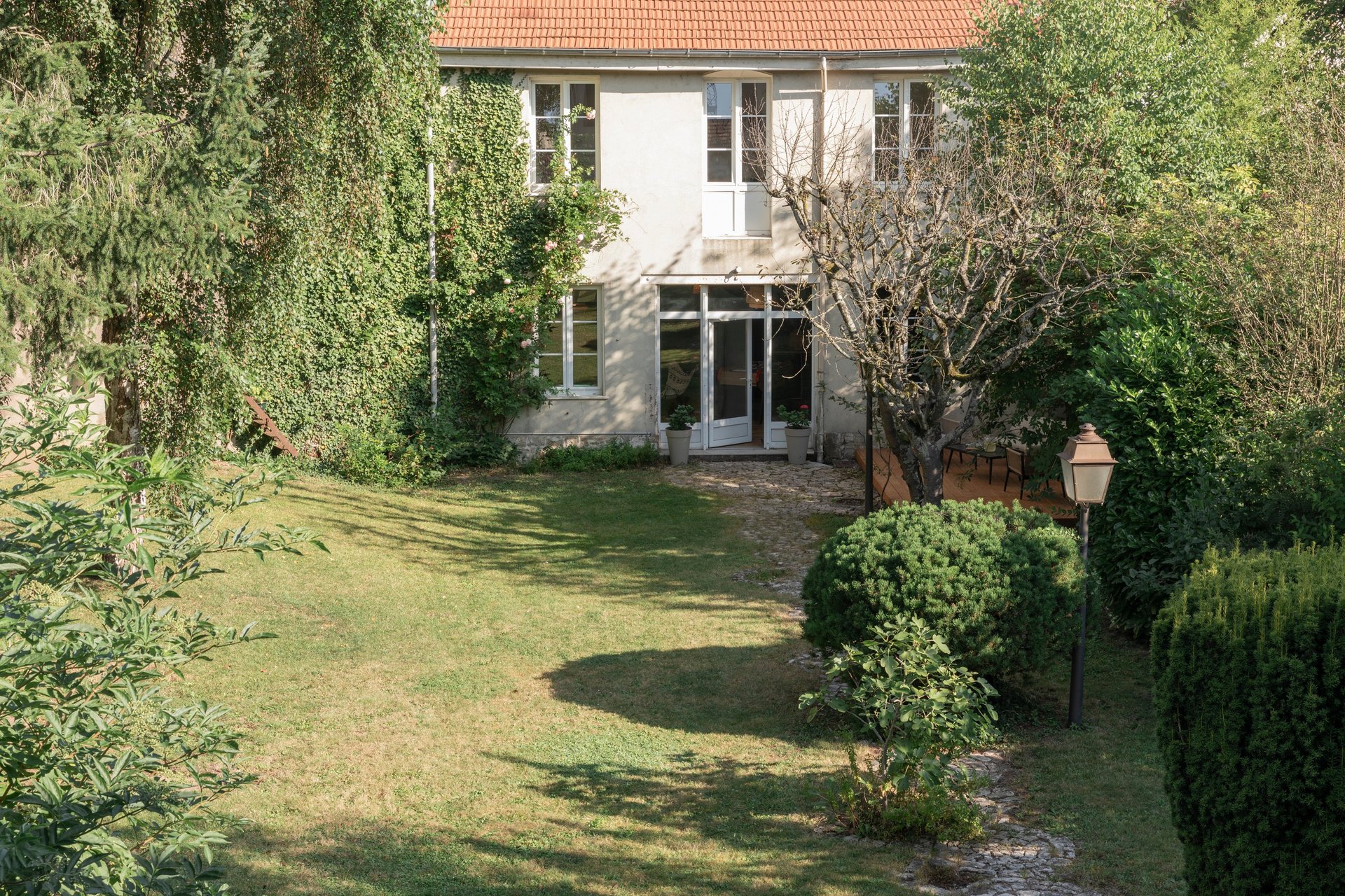 black and brown leather padded tub sofa