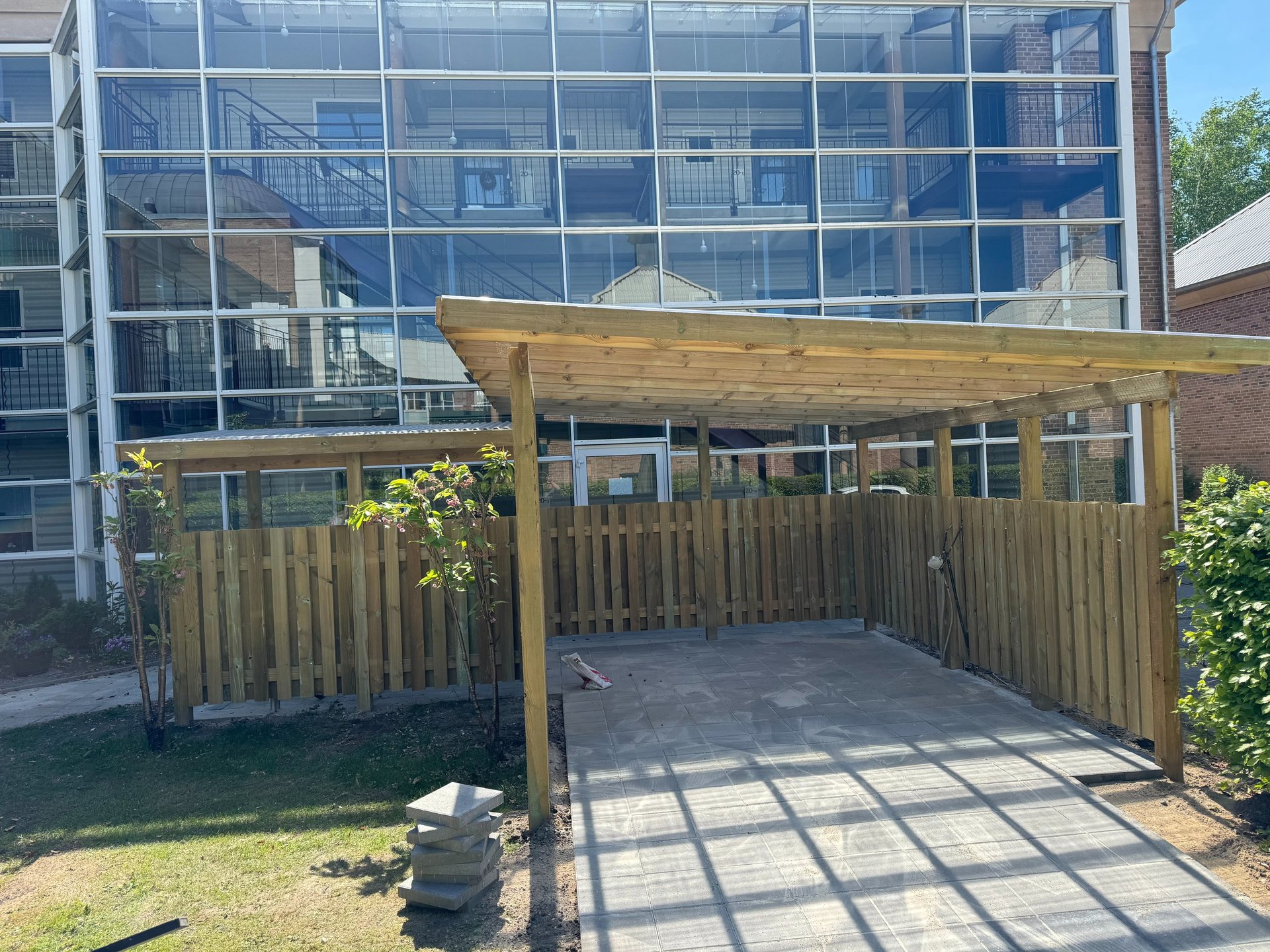 gray computer monitor