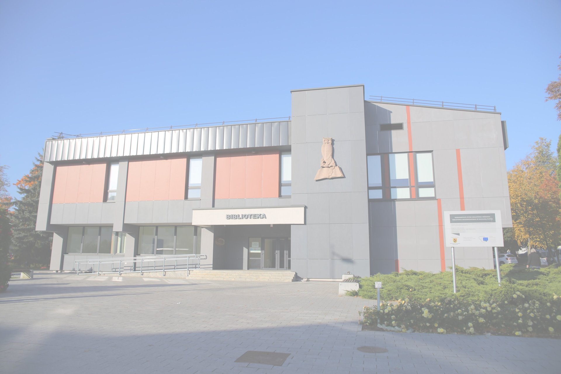 gray computer monitor