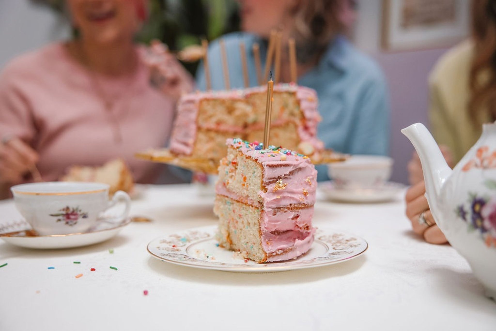 fondant cake with stand