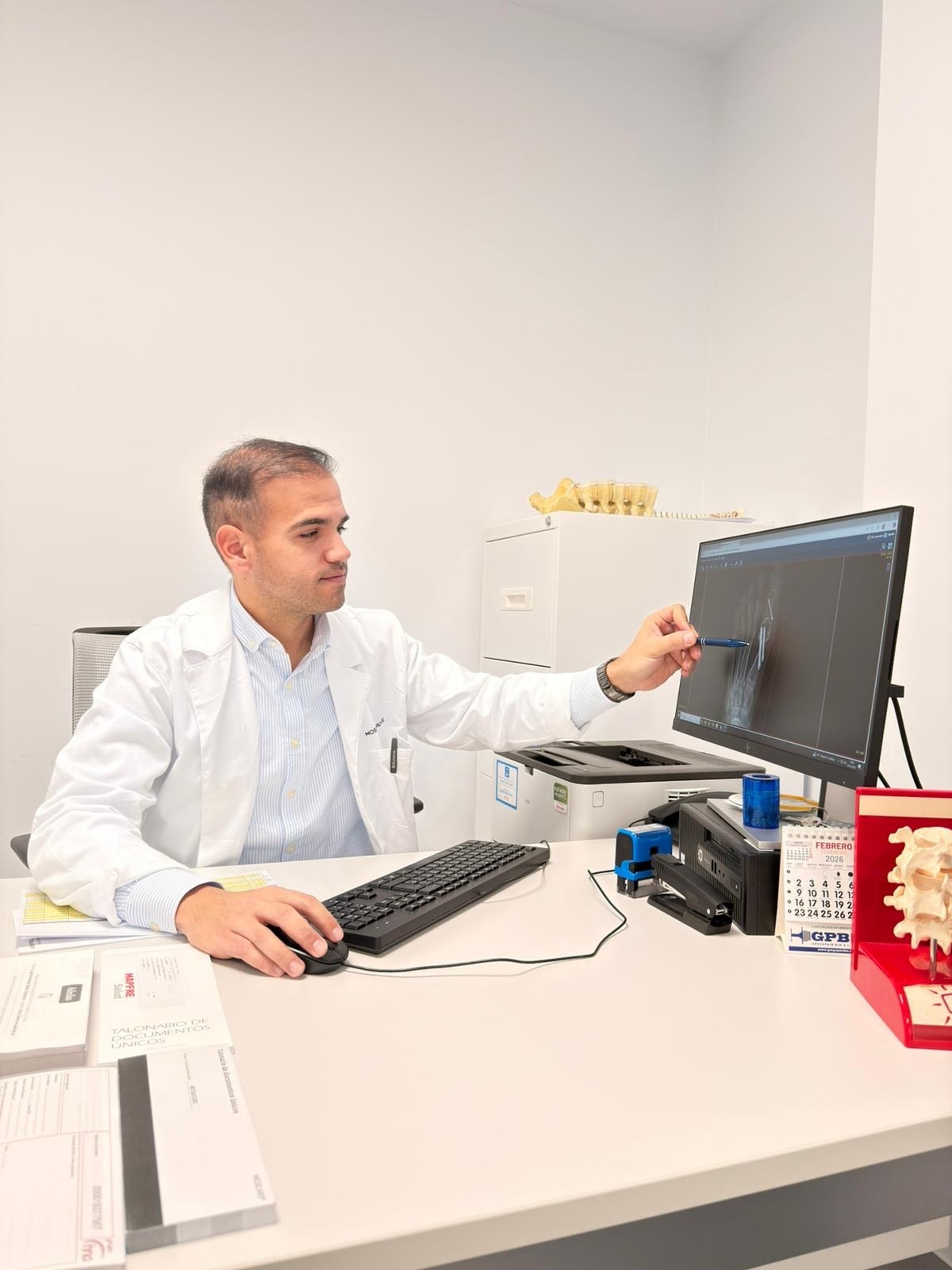 gray computer monitor