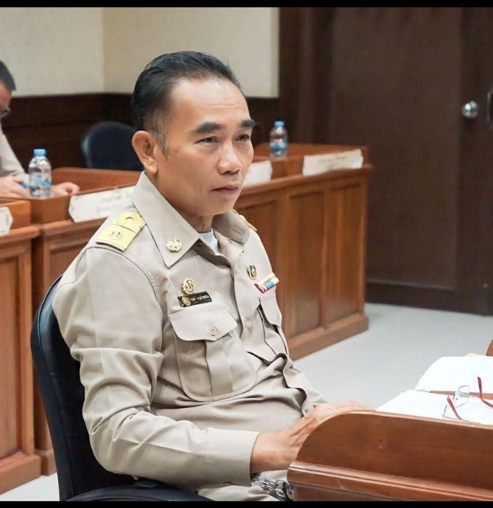 black and brown leather padded tub sofa