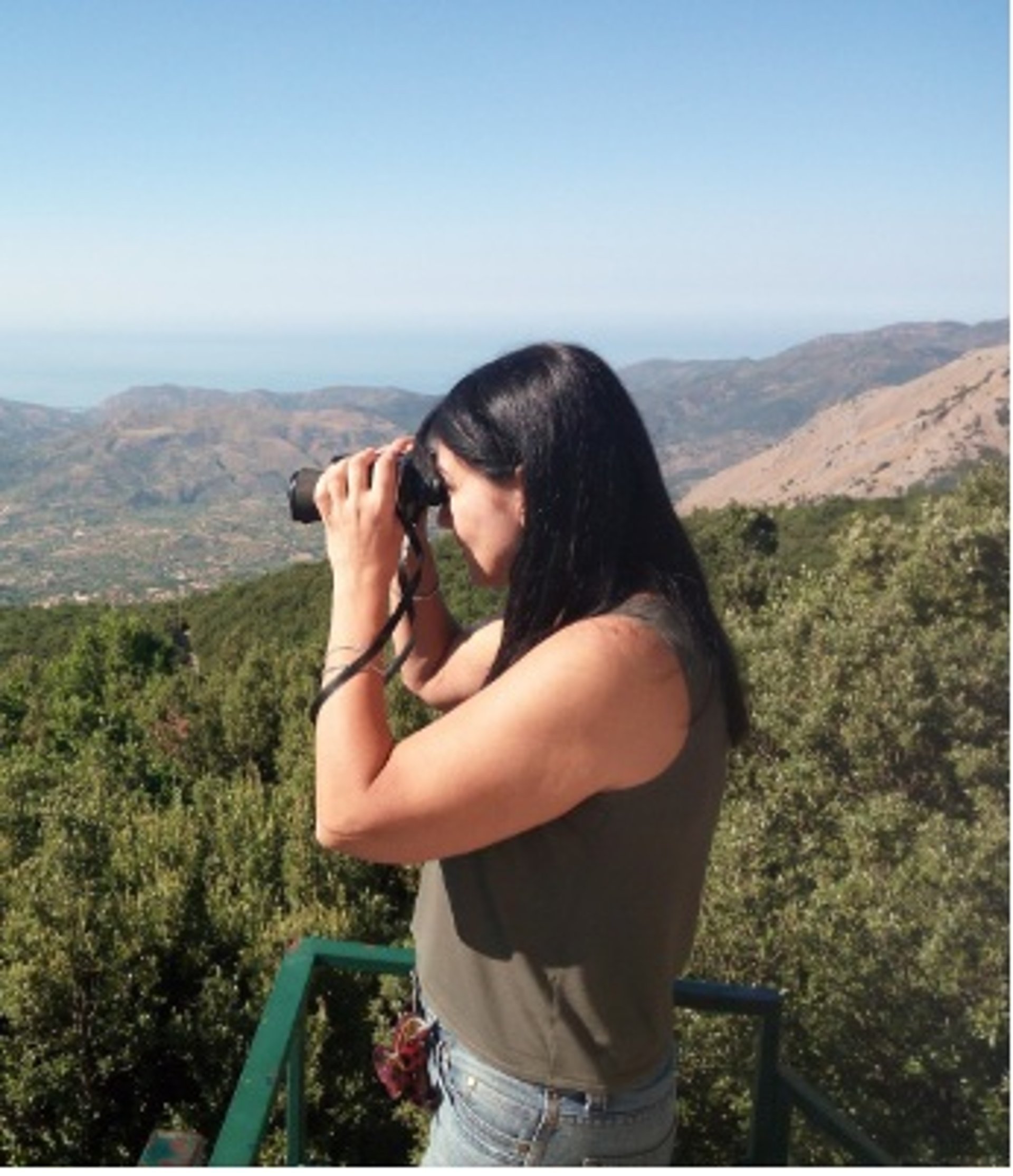 Clara Mennella, giornalista enogastronomica italiana, brinda con un calice di vino durante un evento Food & Wine.
