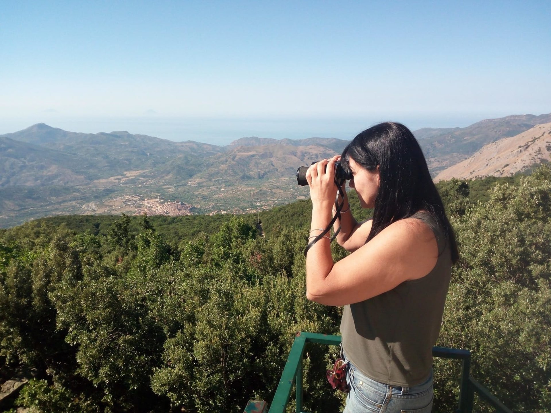 Clara Mennella osserva il paesaggio mediterraneo, giornalista food & wine di Oltre i Fornelli