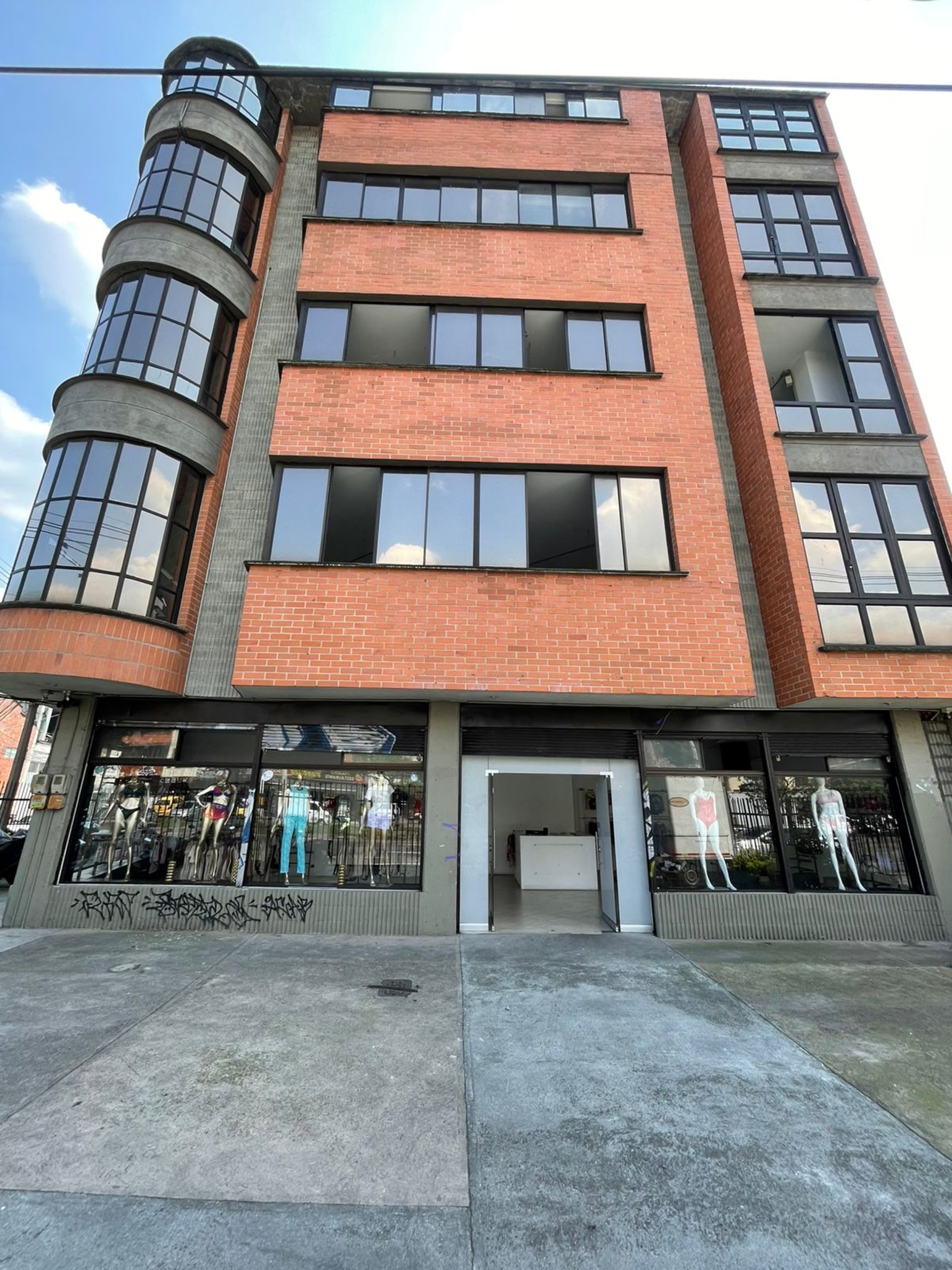 gray computer monitor