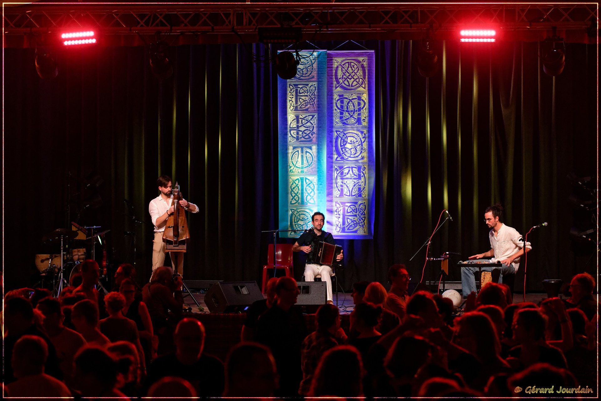 black and white bed linen