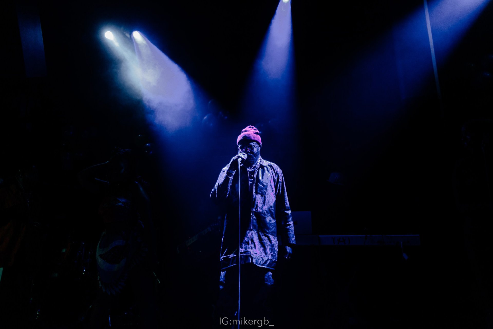 gray computer monitor