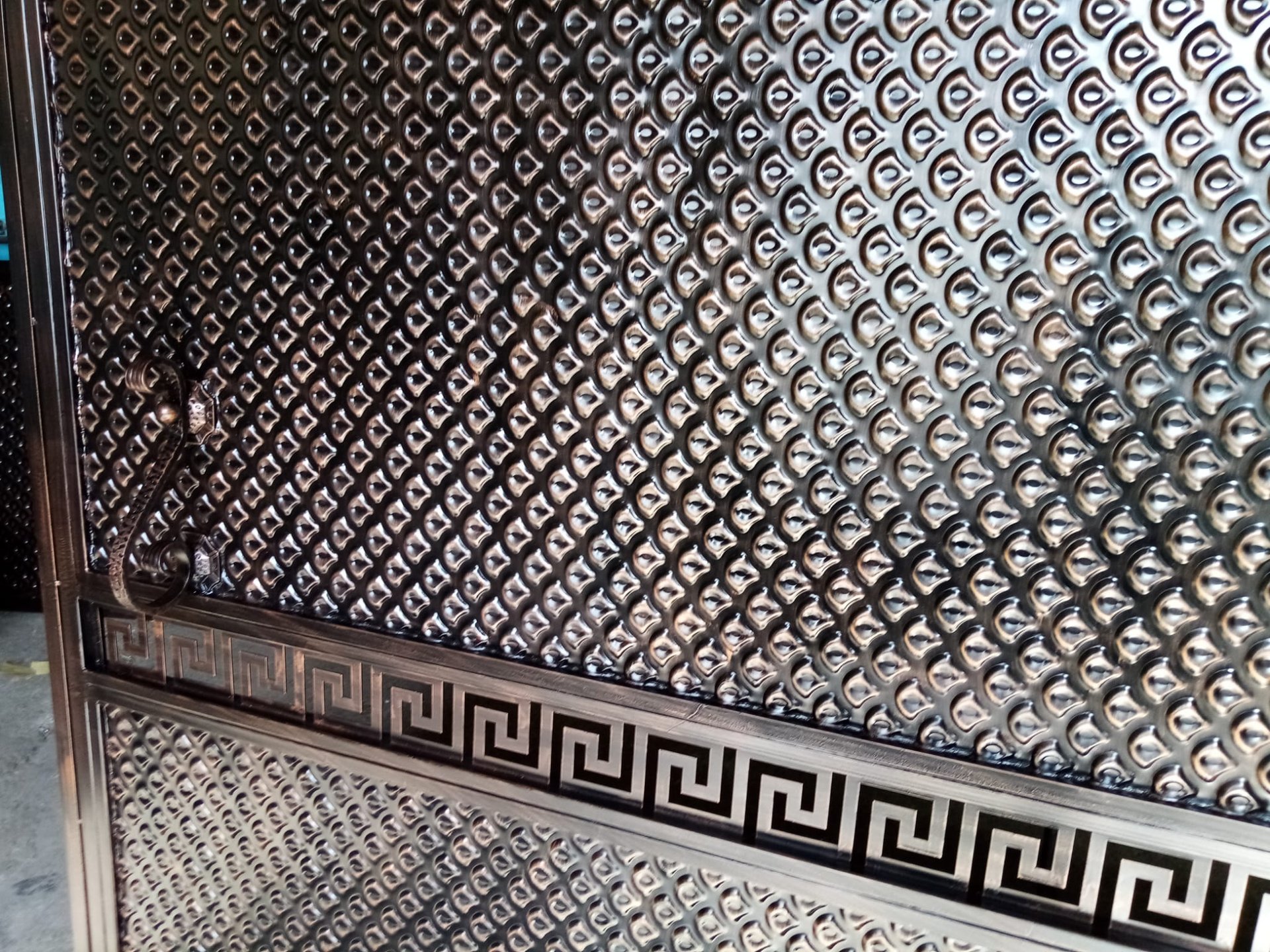 gray computer monitor