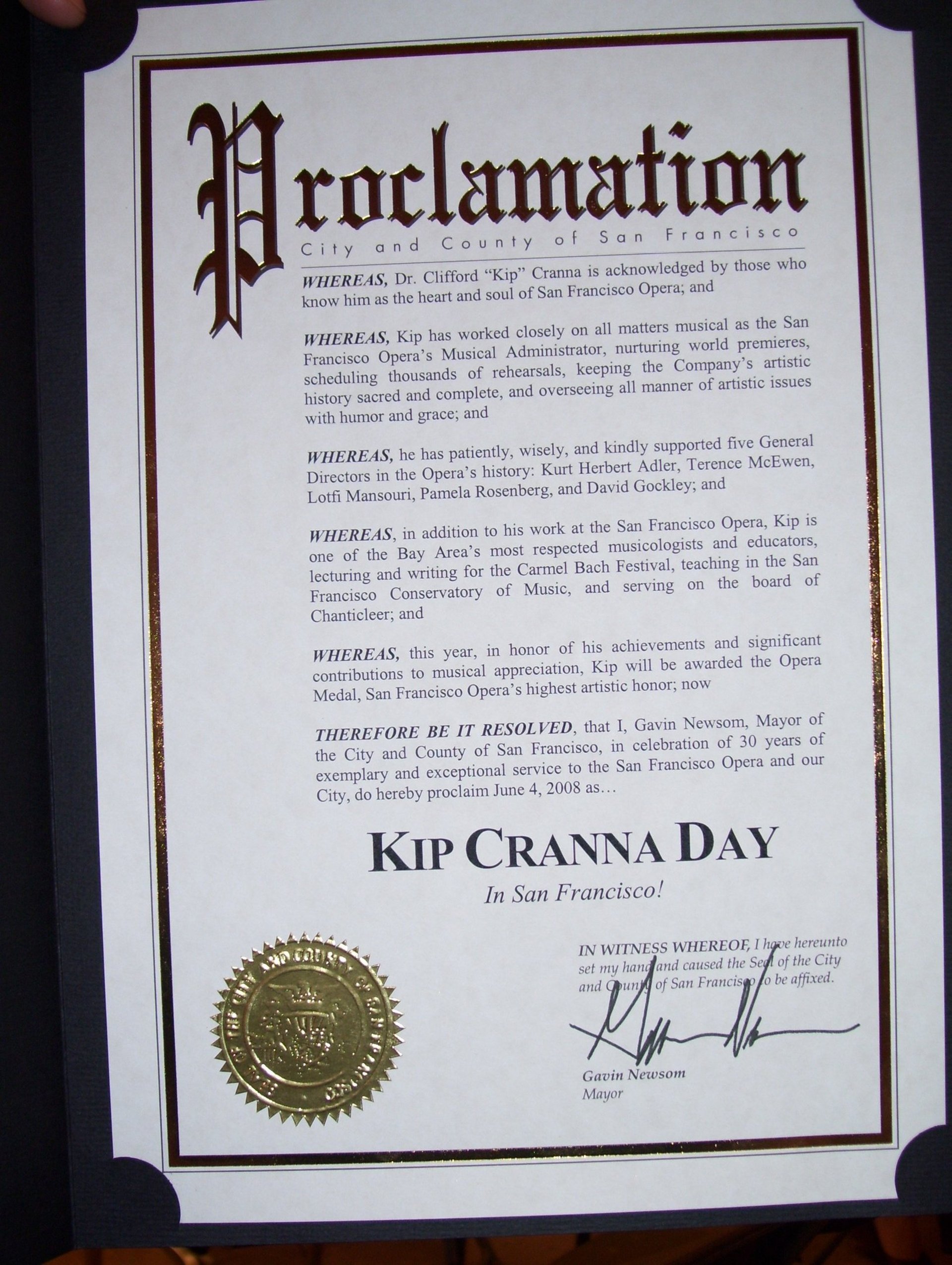 gray computer monitor