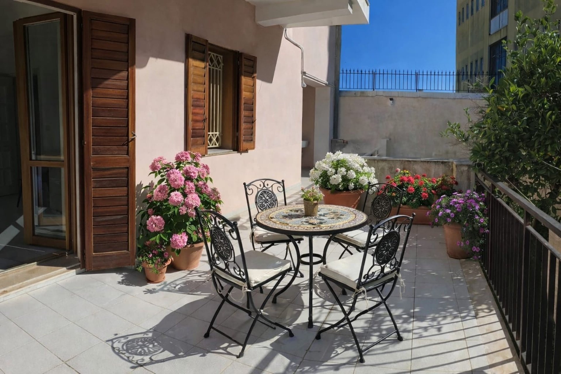 black and white bed linen