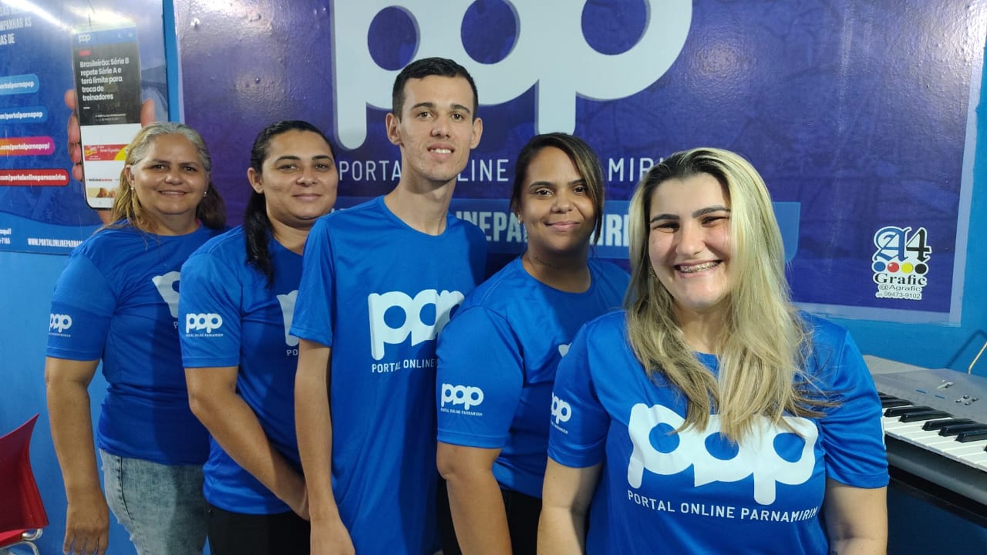 gray computer monitor