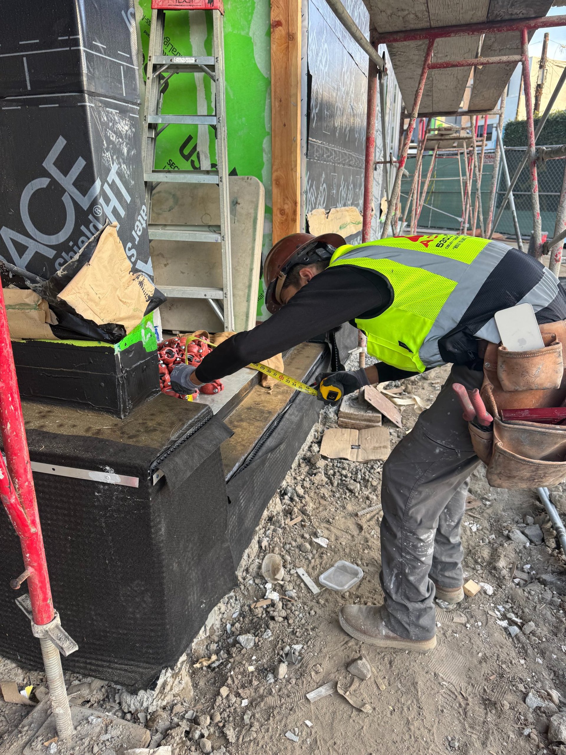 gray computer monitor