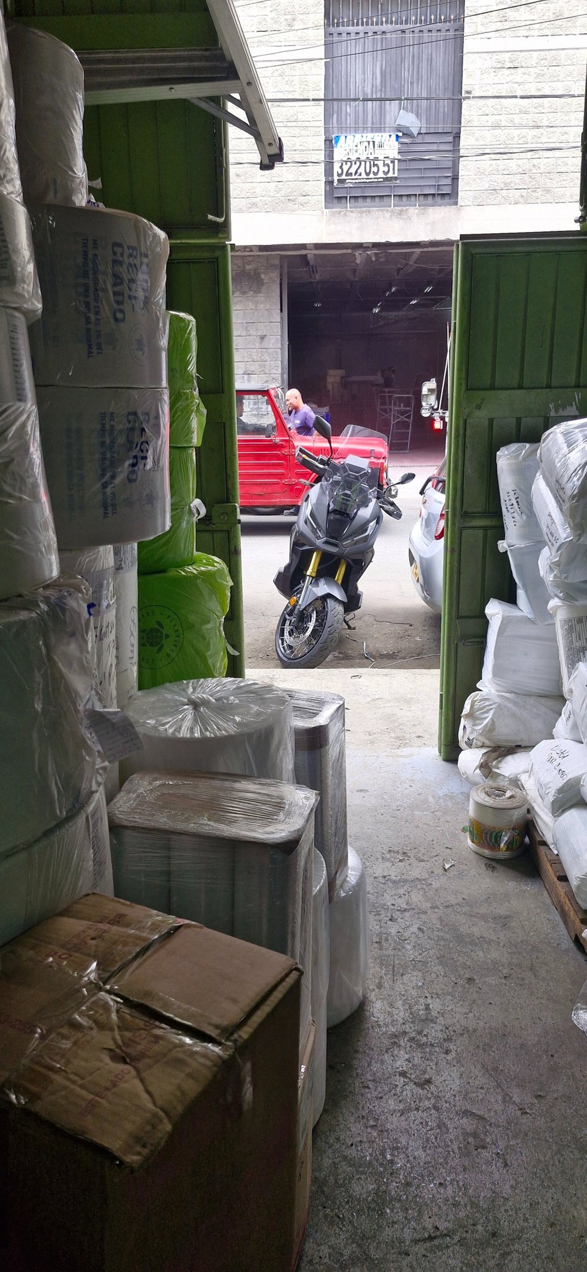 gray computer monitor