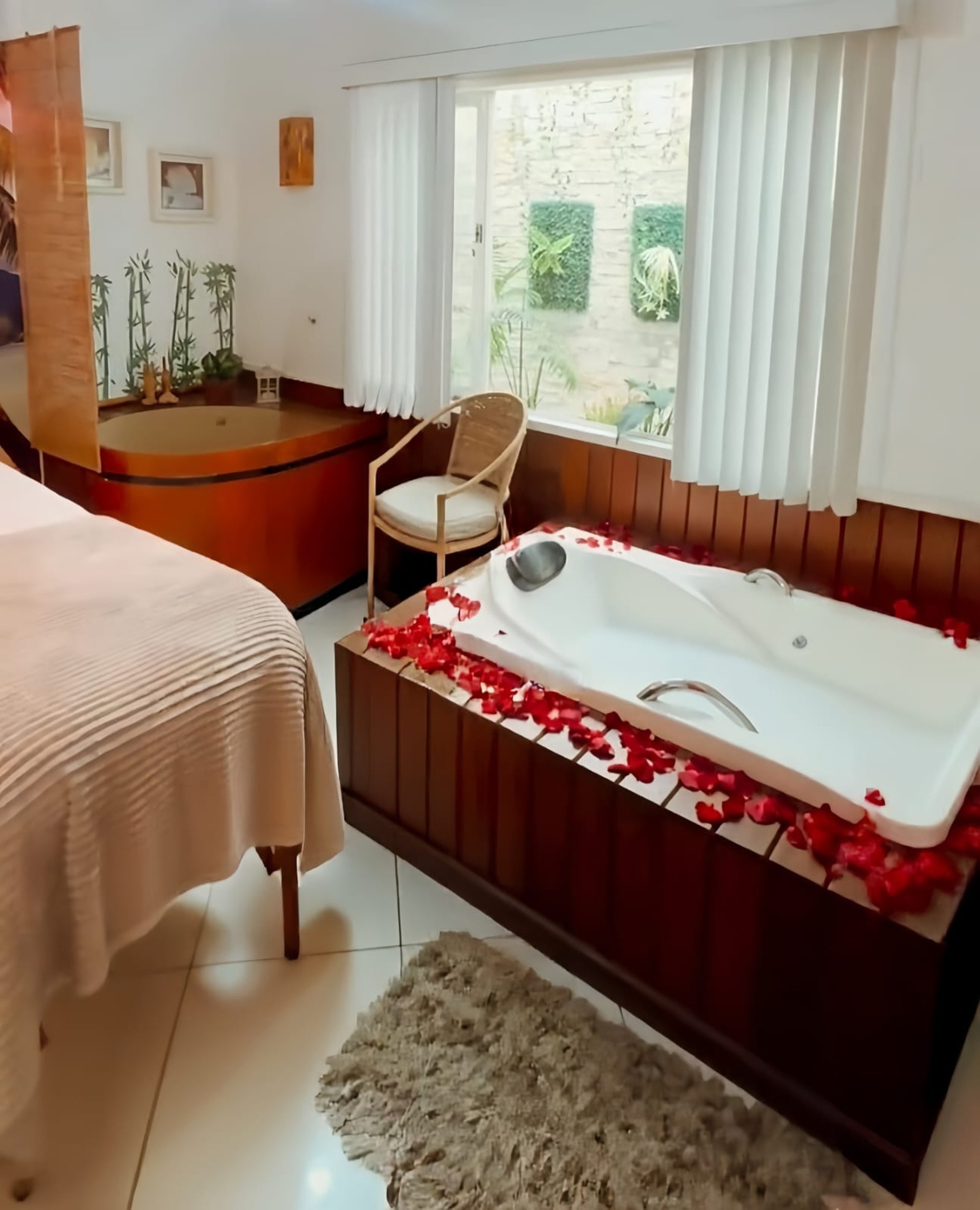 black and white bed linen