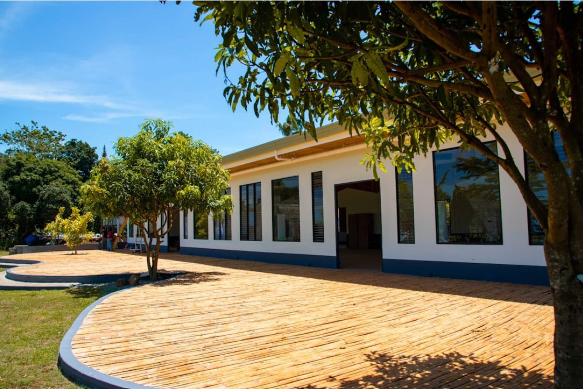 gray computer monitor