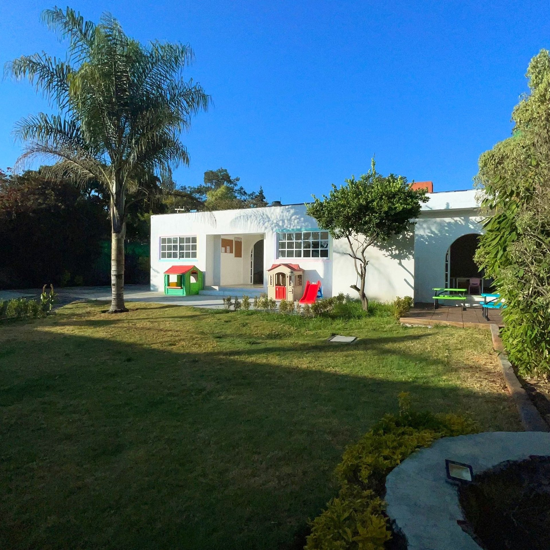 gray computer monitor