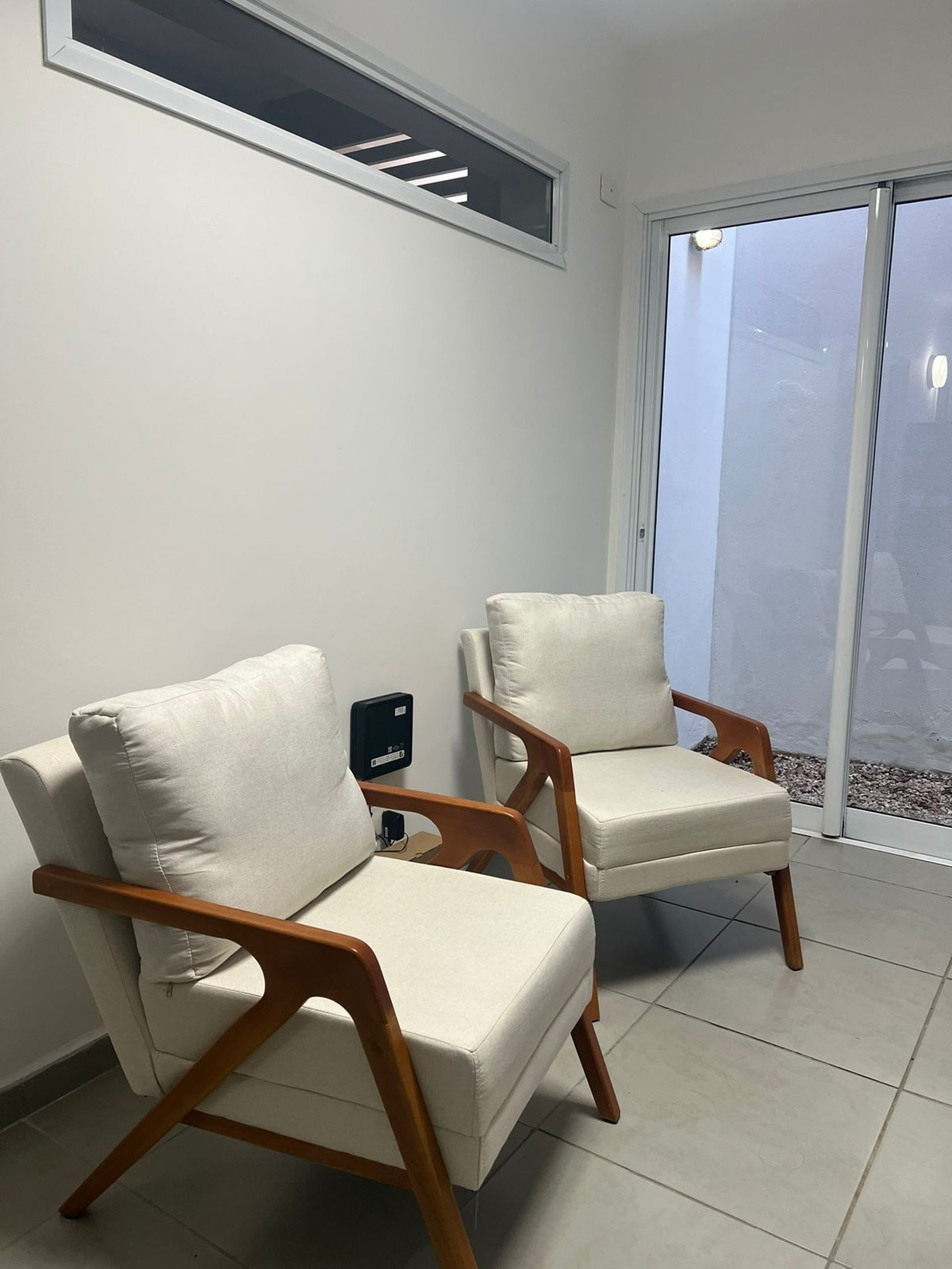 gray computer monitor