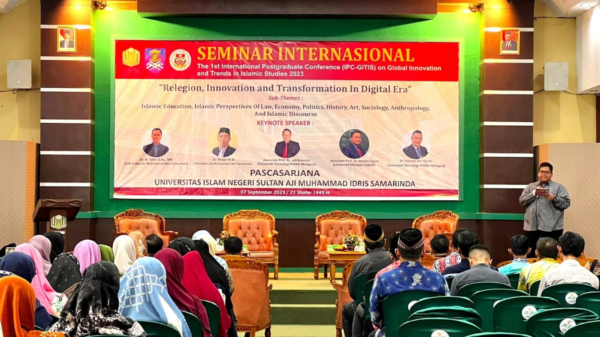 gray computer monitor