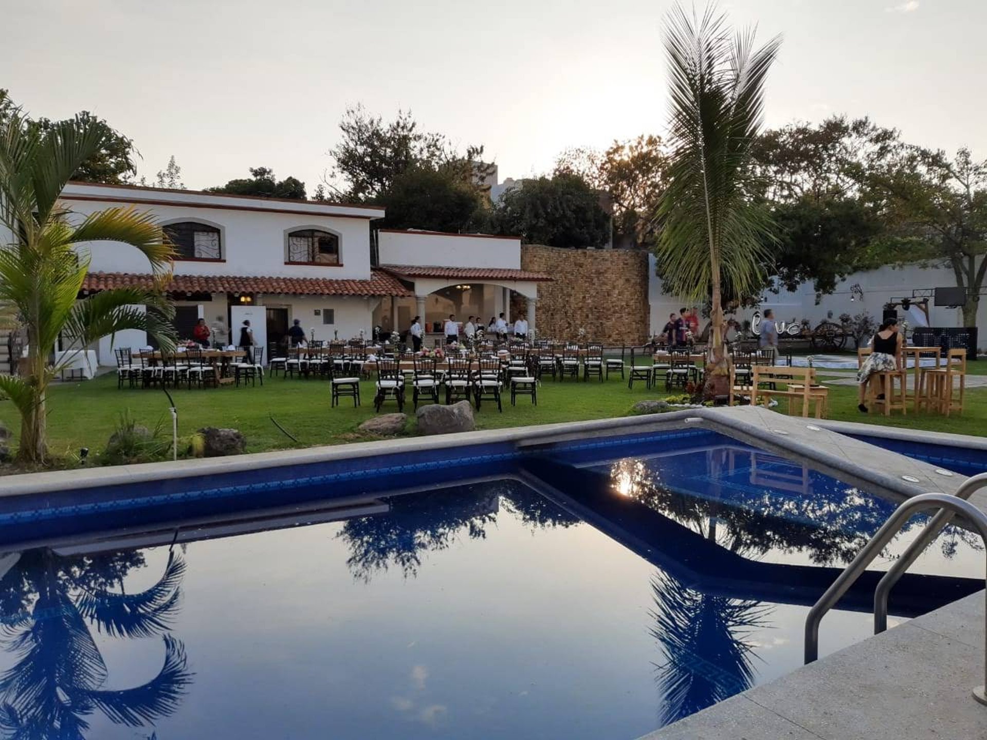 gray computer monitor