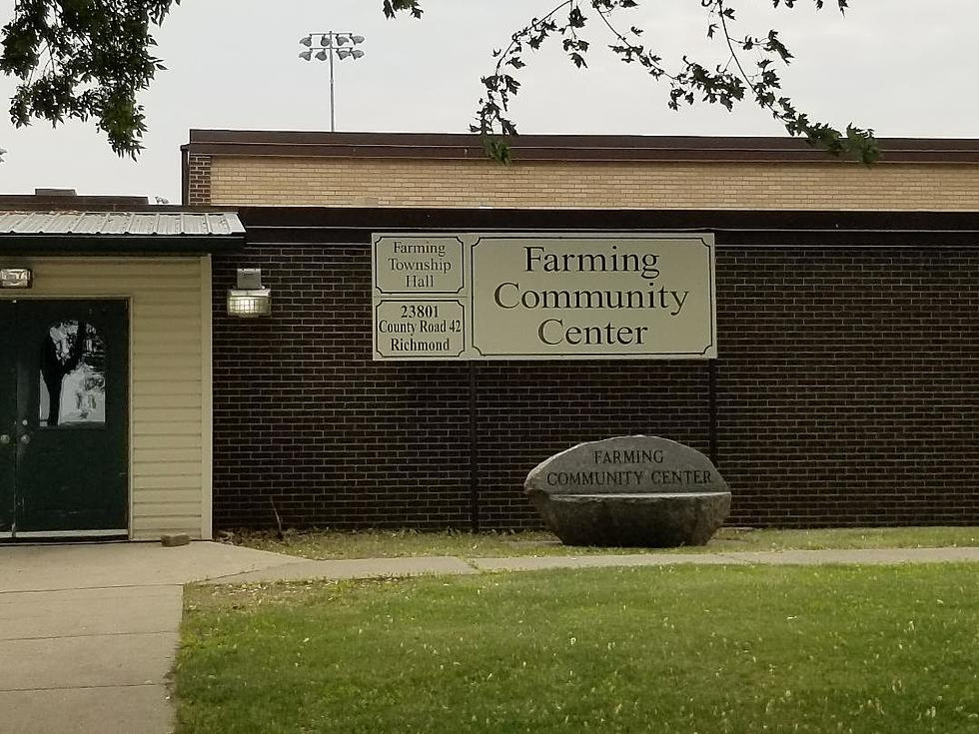 A brick wall with a welcome sign on it