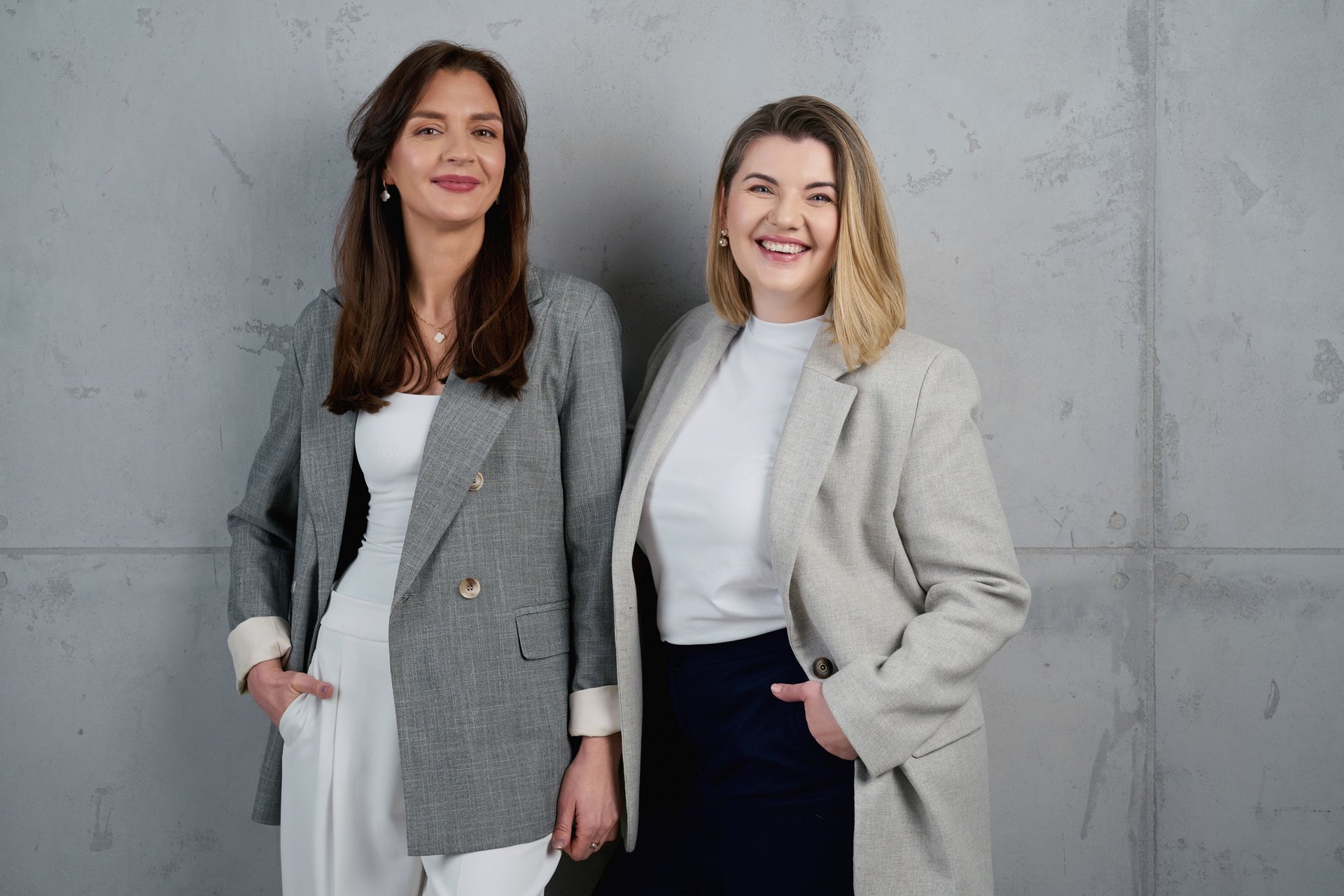 gray computer monitor