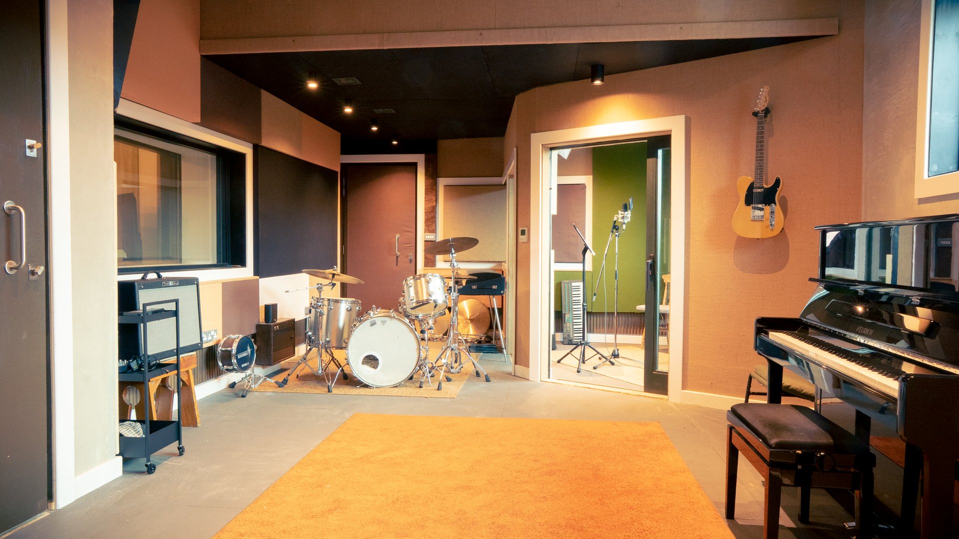 black and white bed linen