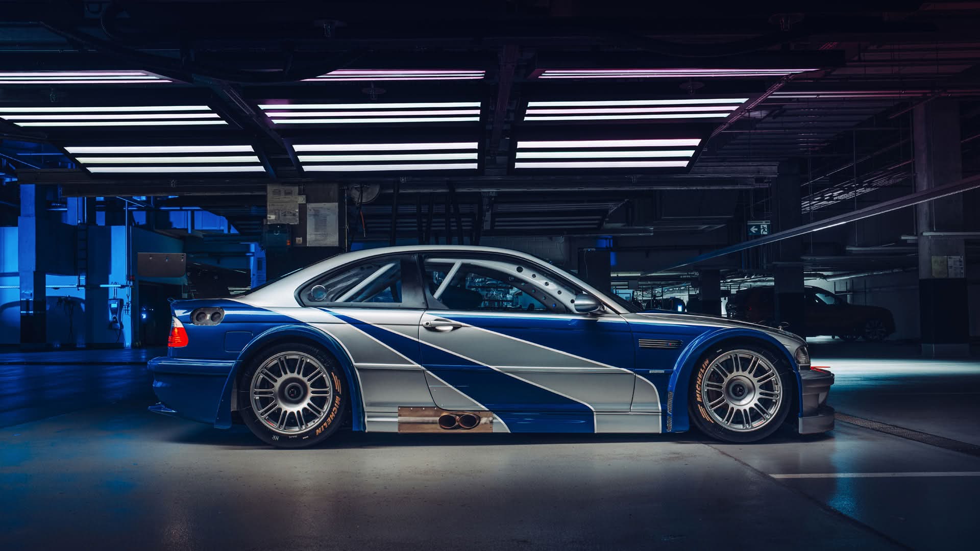 gray computer monitor