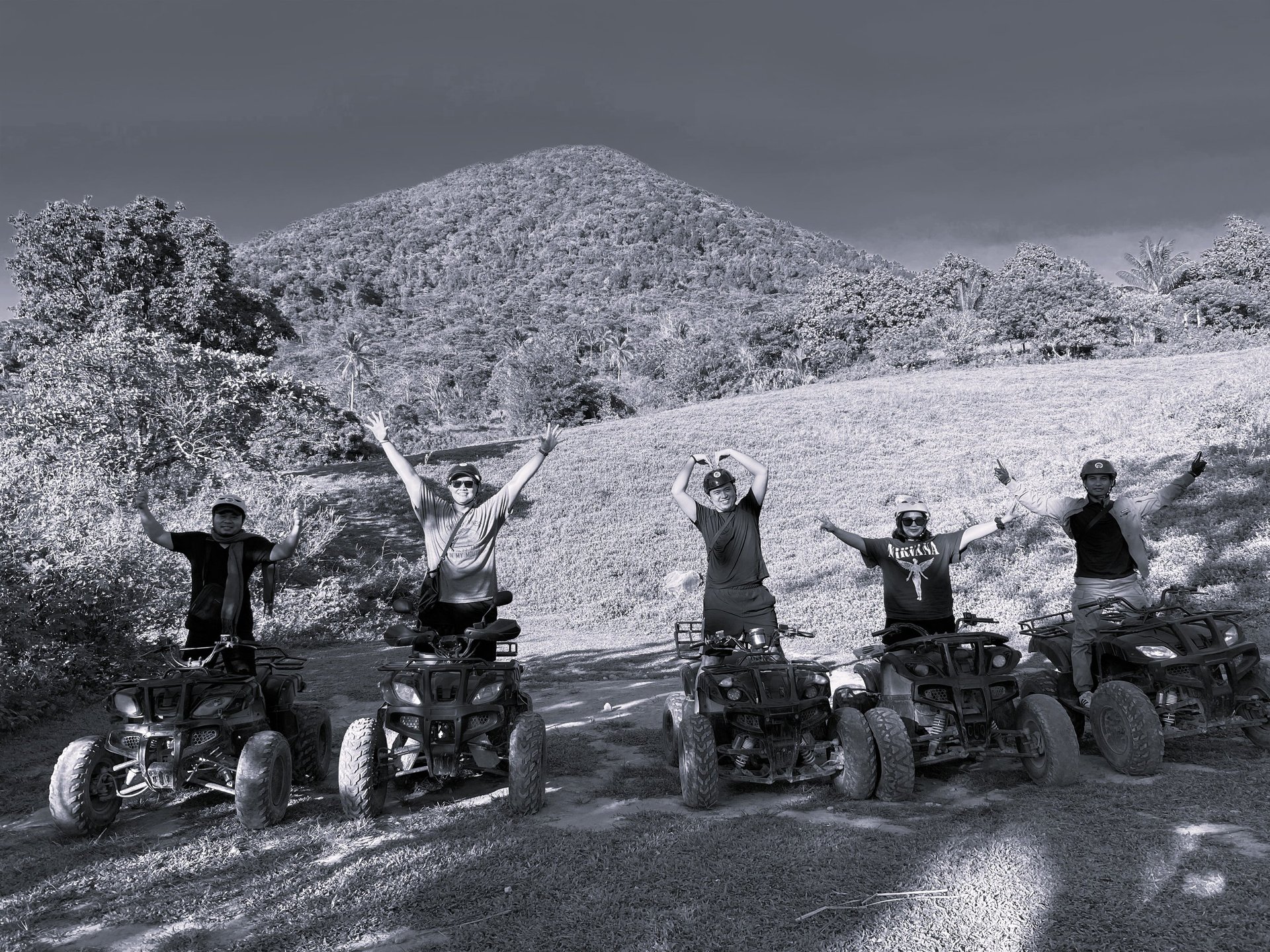 gray computer monitor