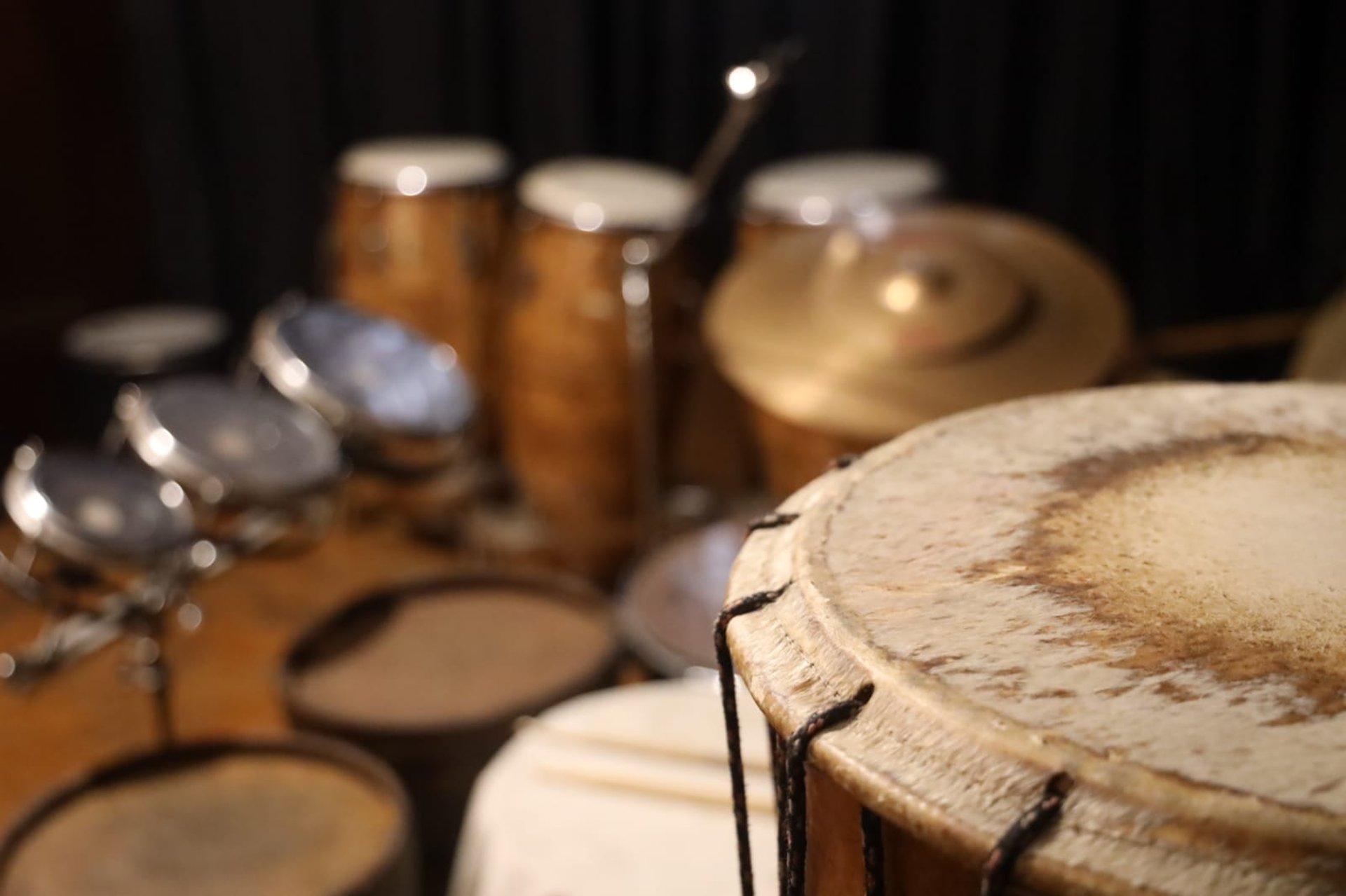 brown and white drum set