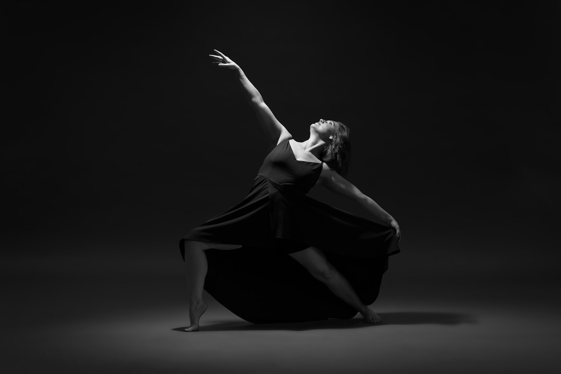 gray computer monitor