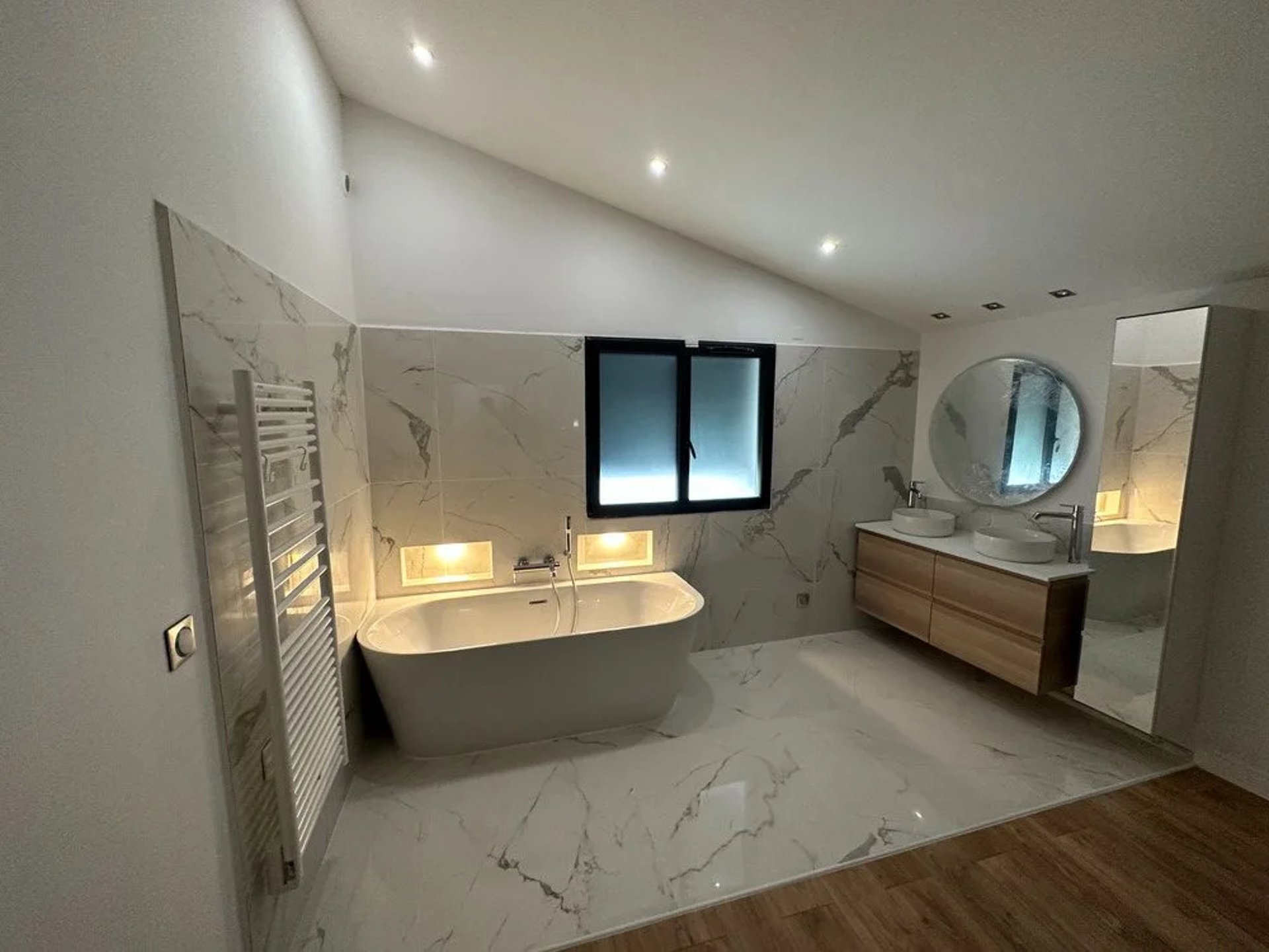 Création d'une salle de bain avec baignoire îlot, carrelage marbre- Harénova