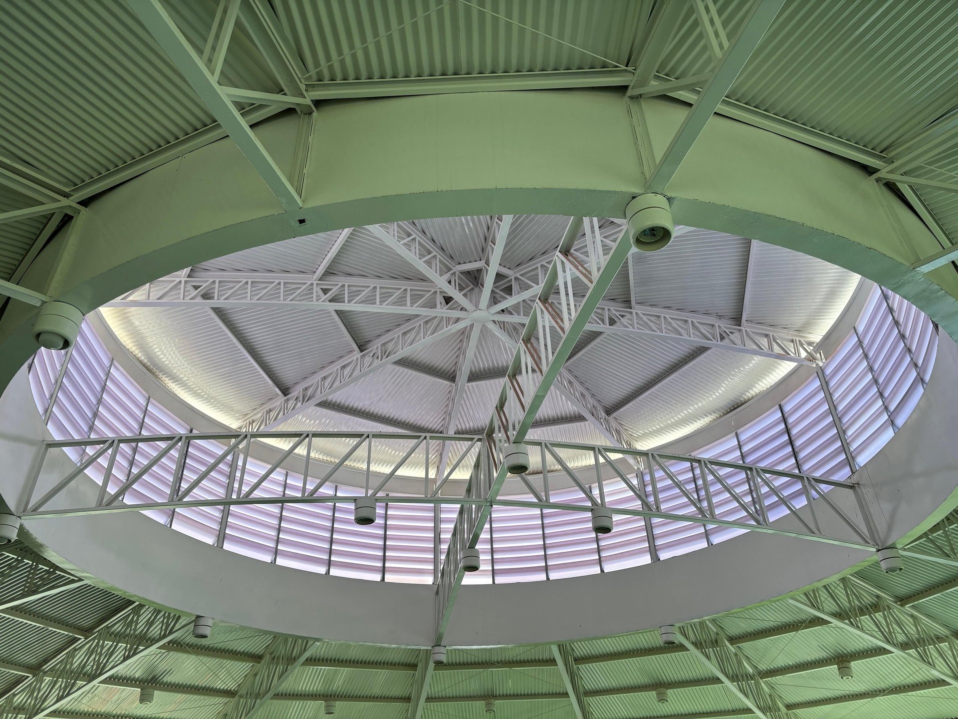 gray computer monitor