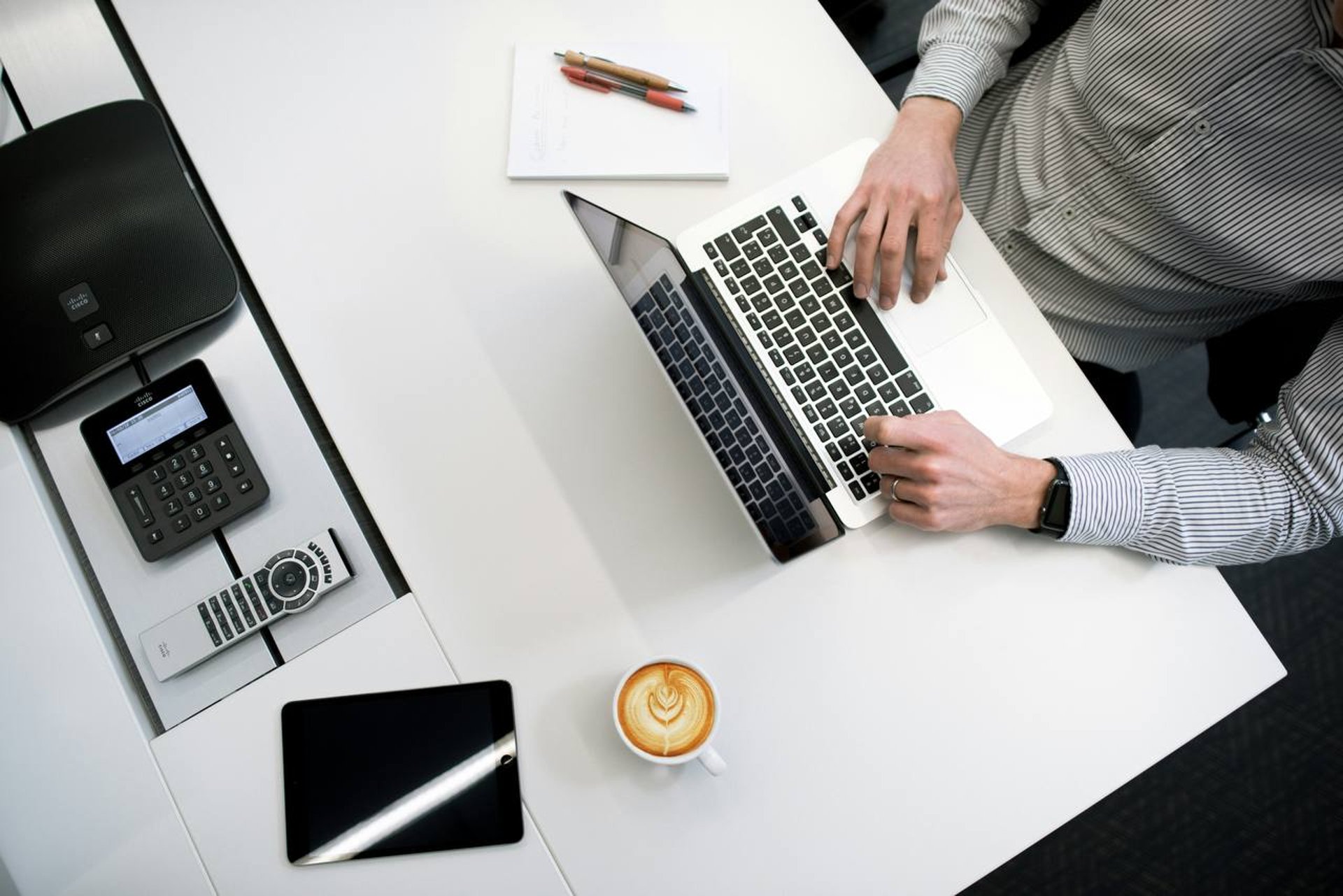 gray computer monitor