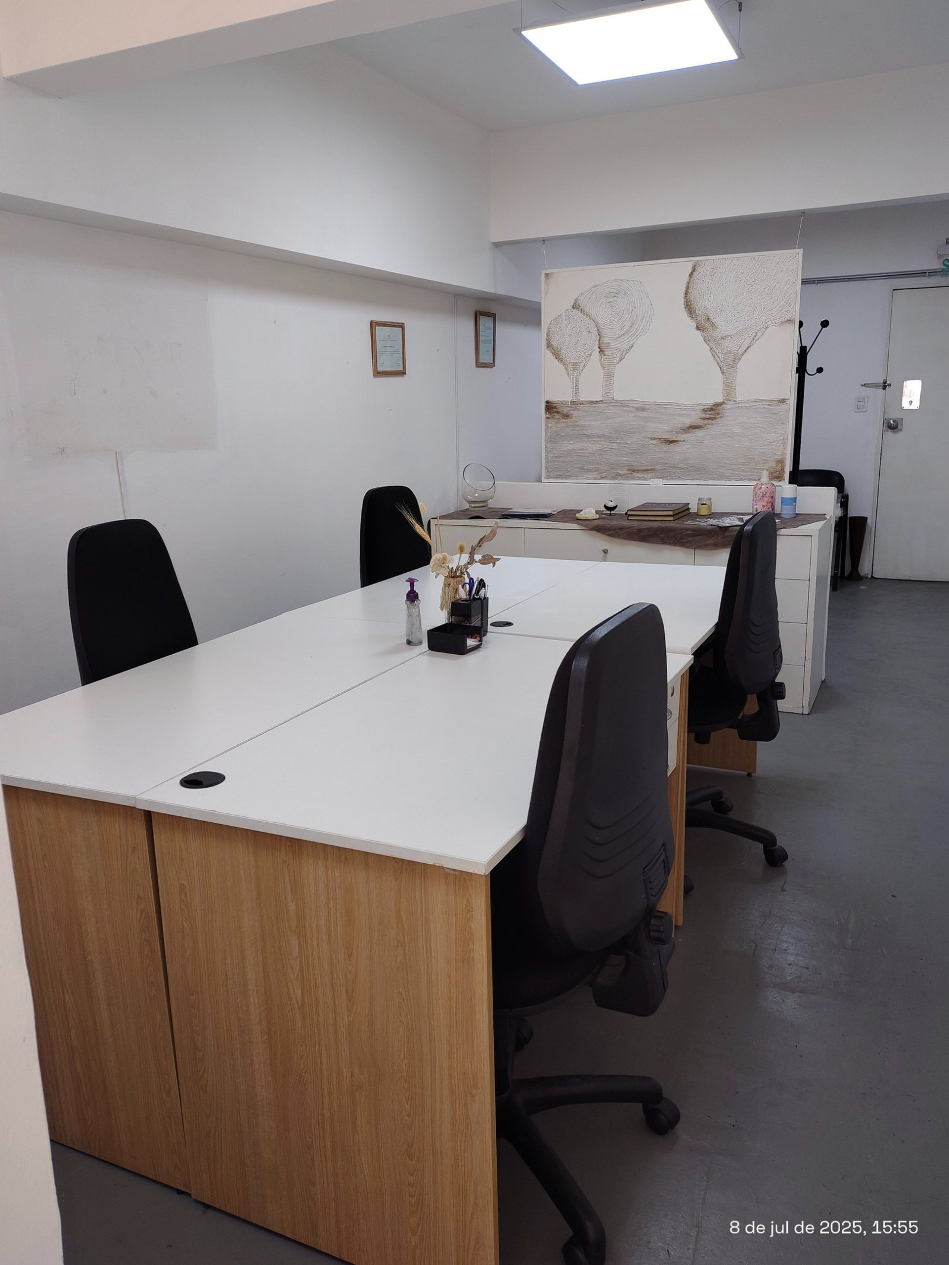 Espacio de trabajo compartido en Red de Llaves, con escritorios individuales y luz natural suave. Listo para implementar. ¿Q