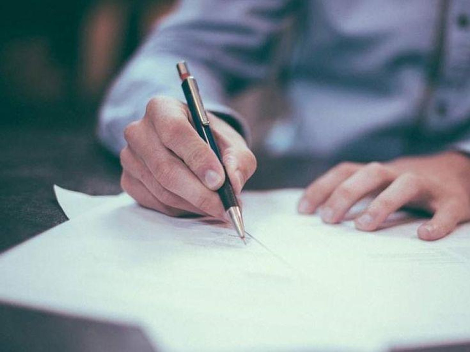 gray computer monitor