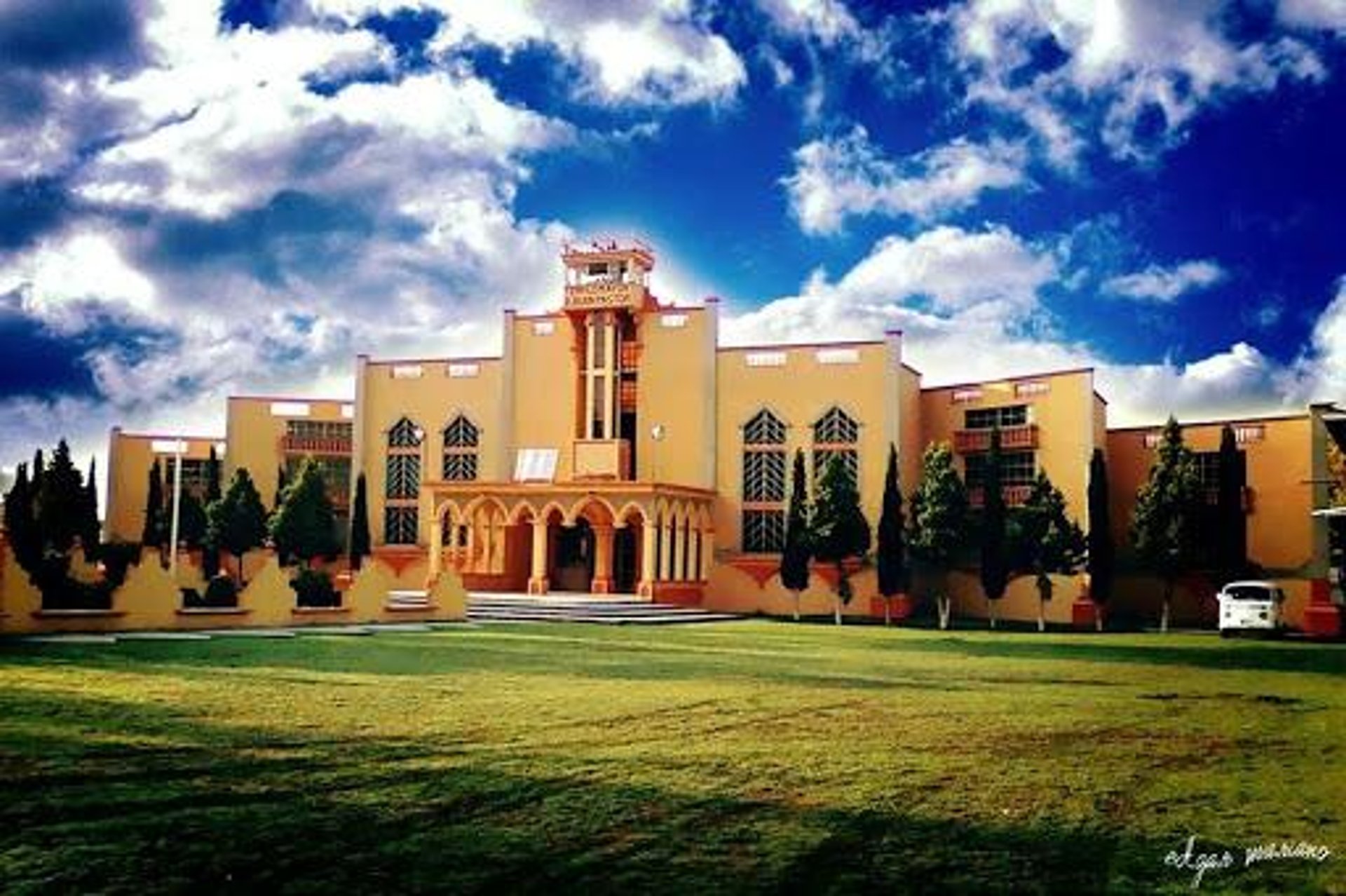 gray computer monitor