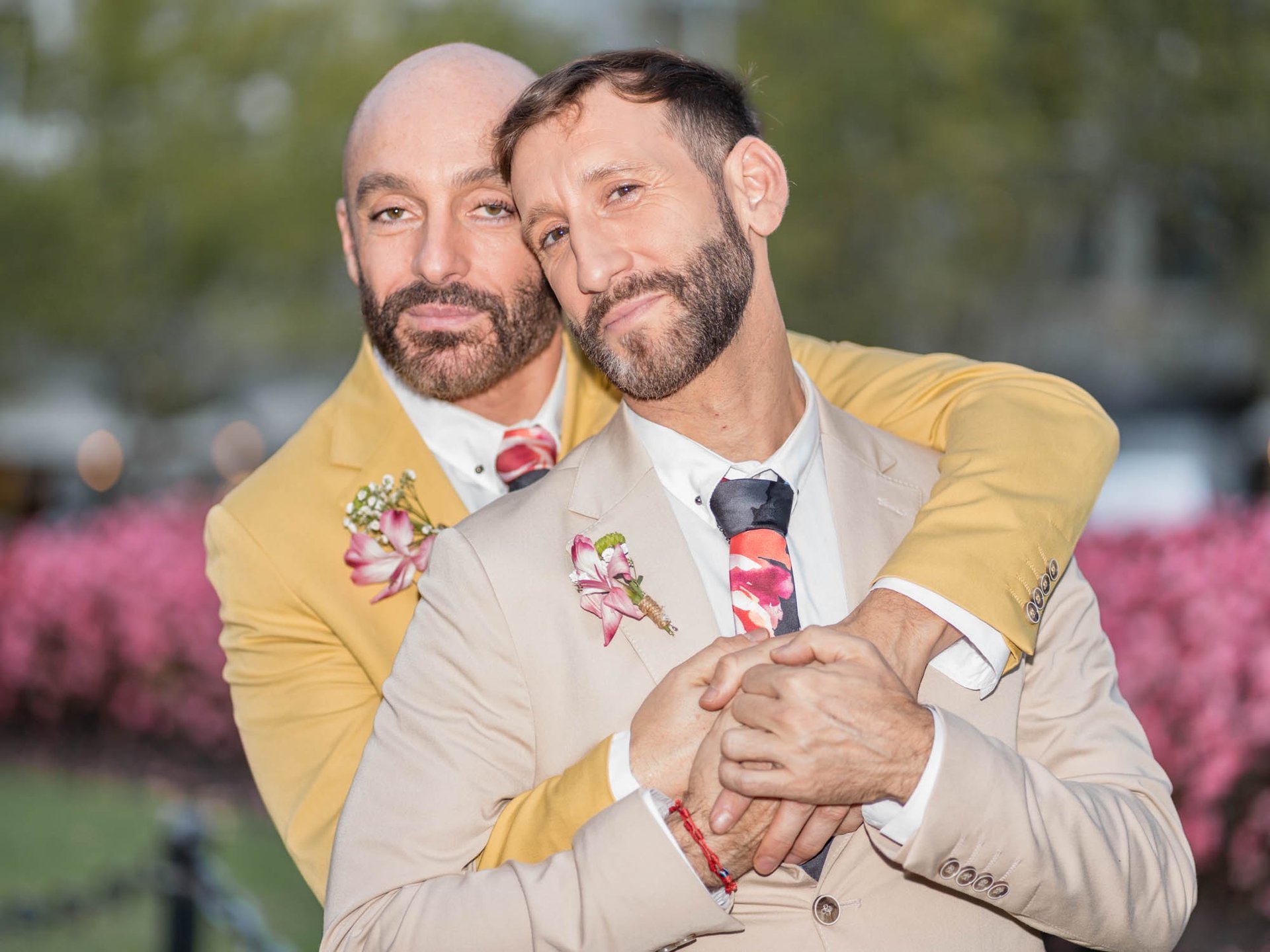 "Pareja gay casada abrazándose en Madrid, celebrando su amor y su boda."