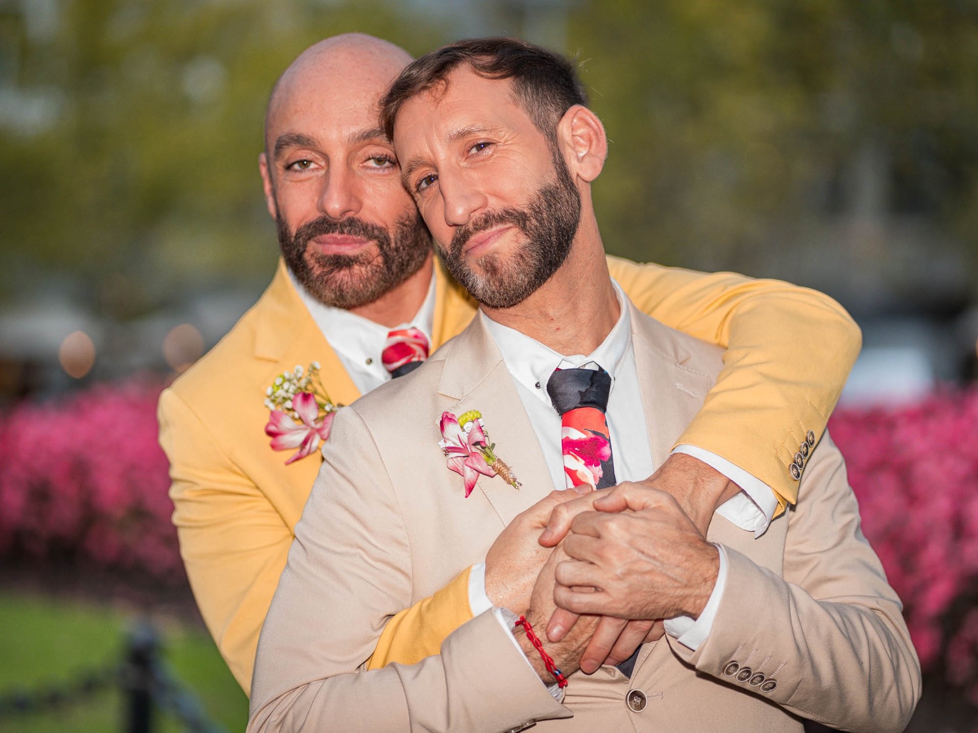 "Pareja gay casada abrazándose en Madrid, celebrando su amor y su boda."