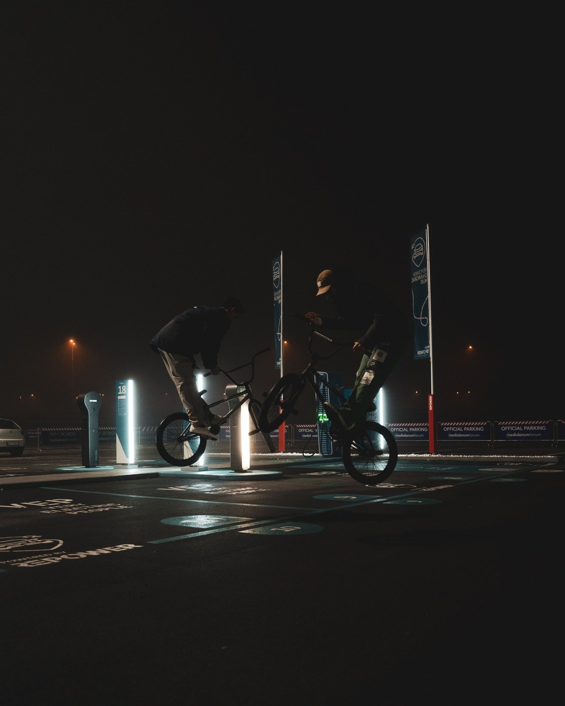 gray computer monitor