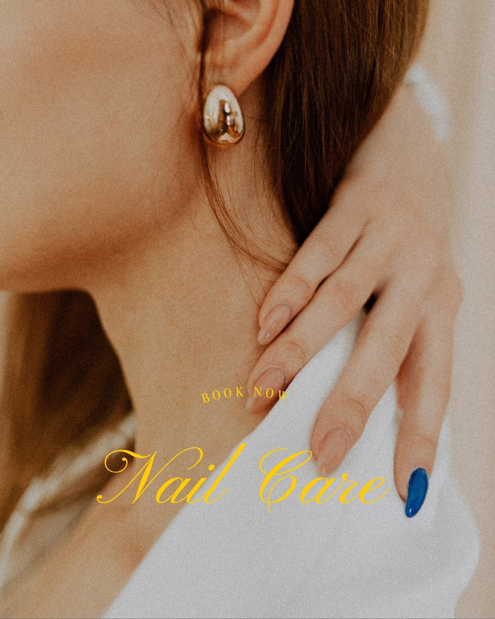 woman wearing silver diamond stud earring