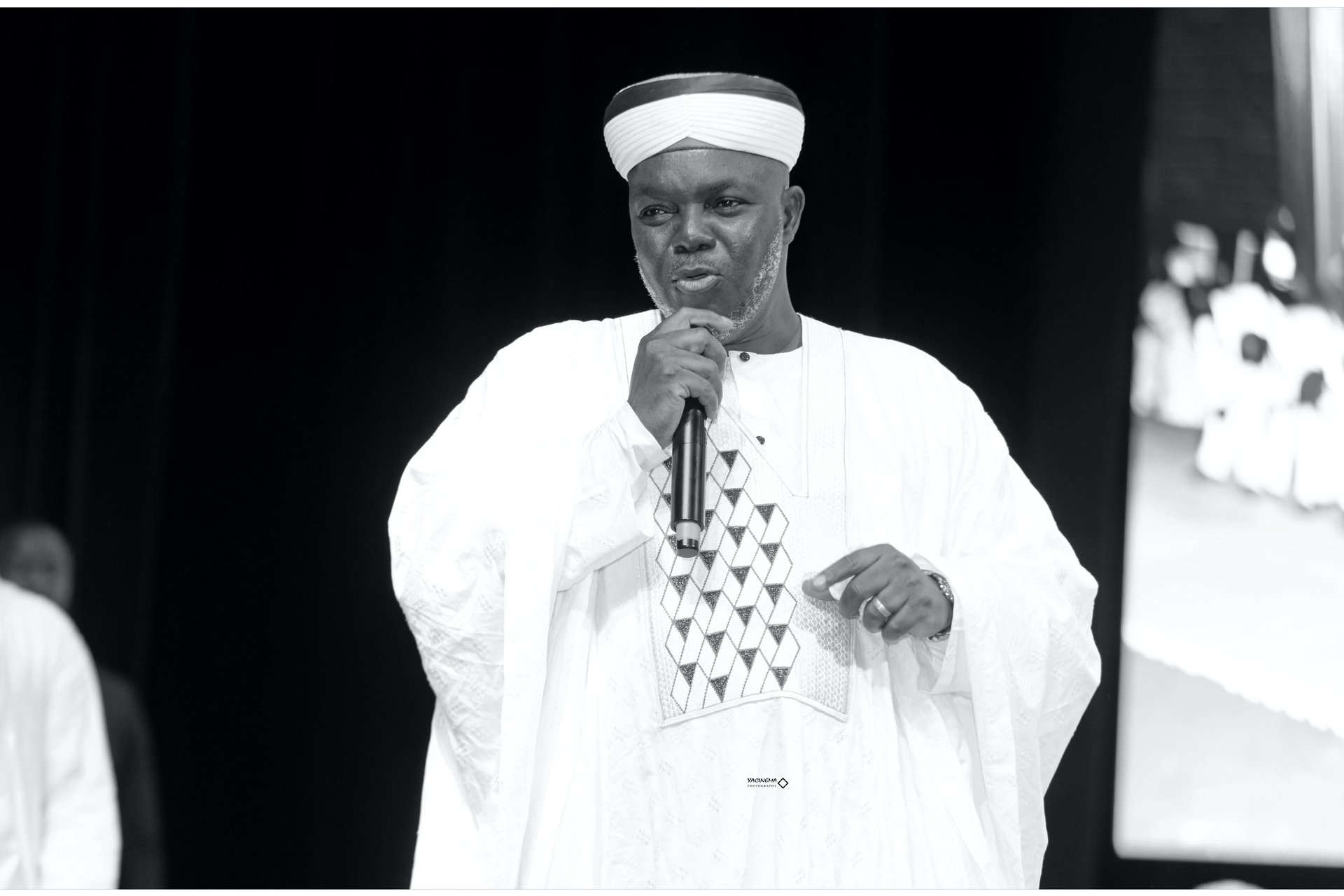 black and white bed linen